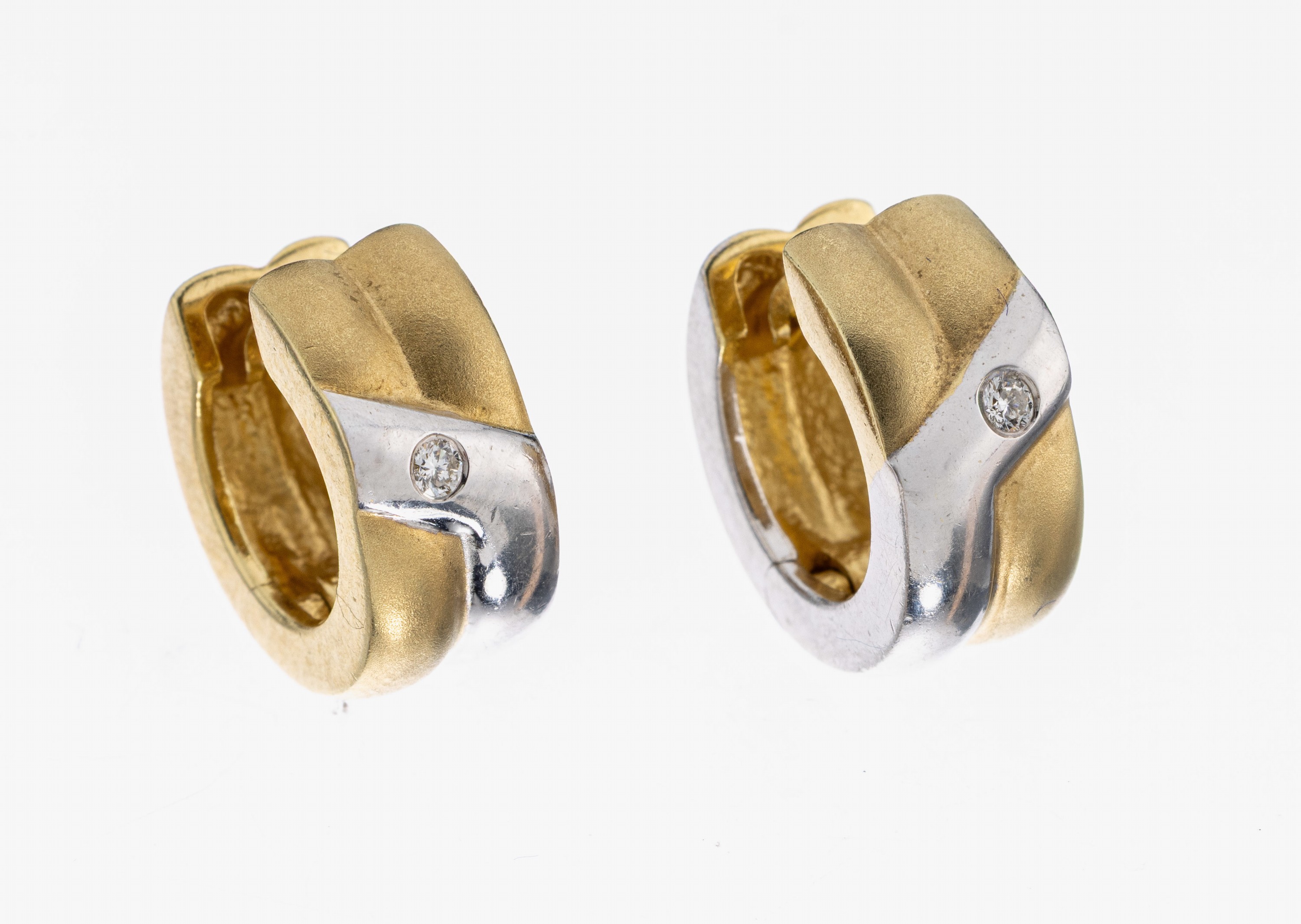 Paar 14 kt Gold Brillant-Ohrcreolen, GG/WG 585/000, WG pol., GG sat., 2 Brillanten zus. ca. 0.05 ct Weiß/si, ca. 7.3 g