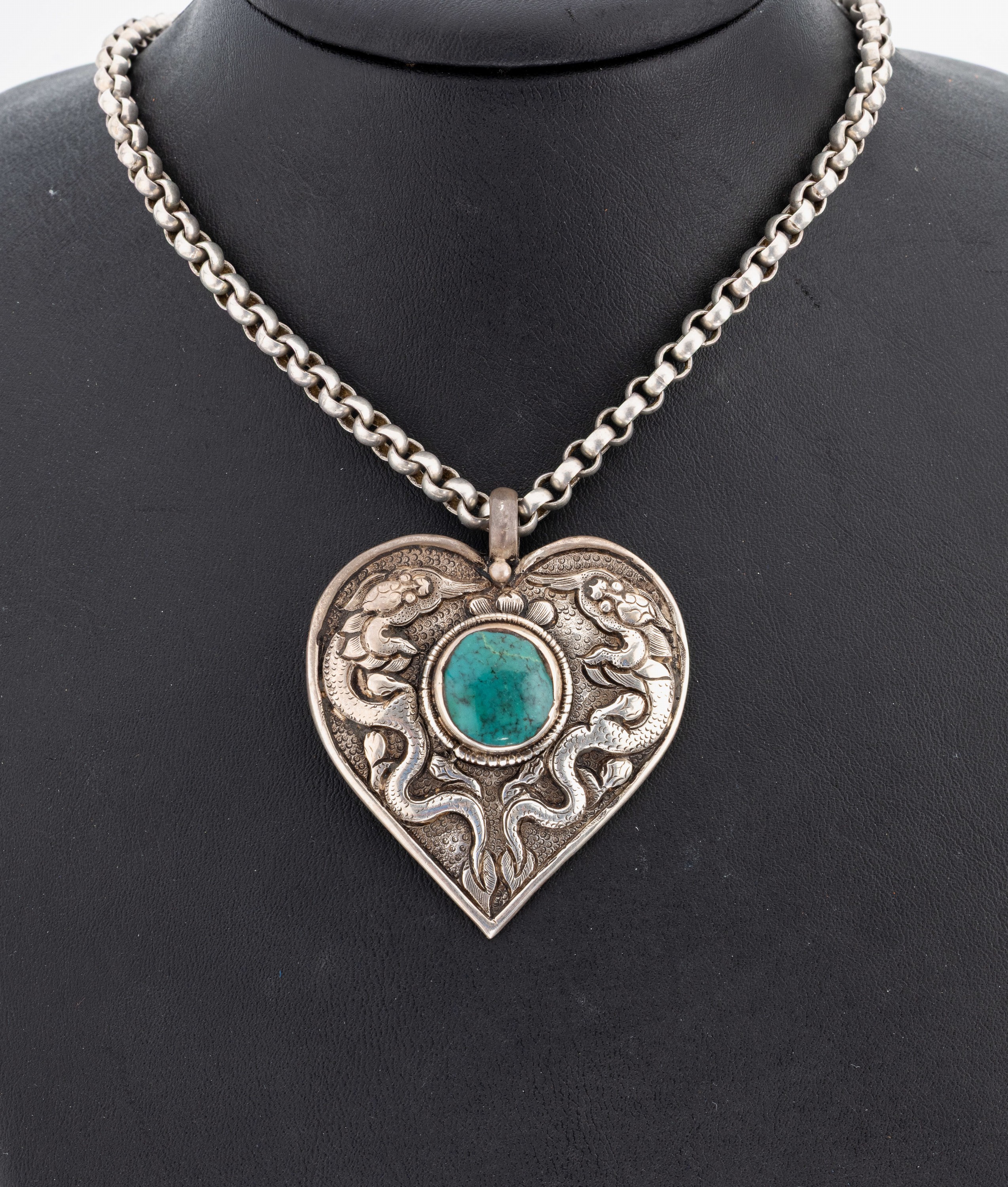 Image 26990170 - Türkis-Anhänger, China 1950er-60er Jahre, Silber gepr., Herz, mit 2 Drachen, mittig ...