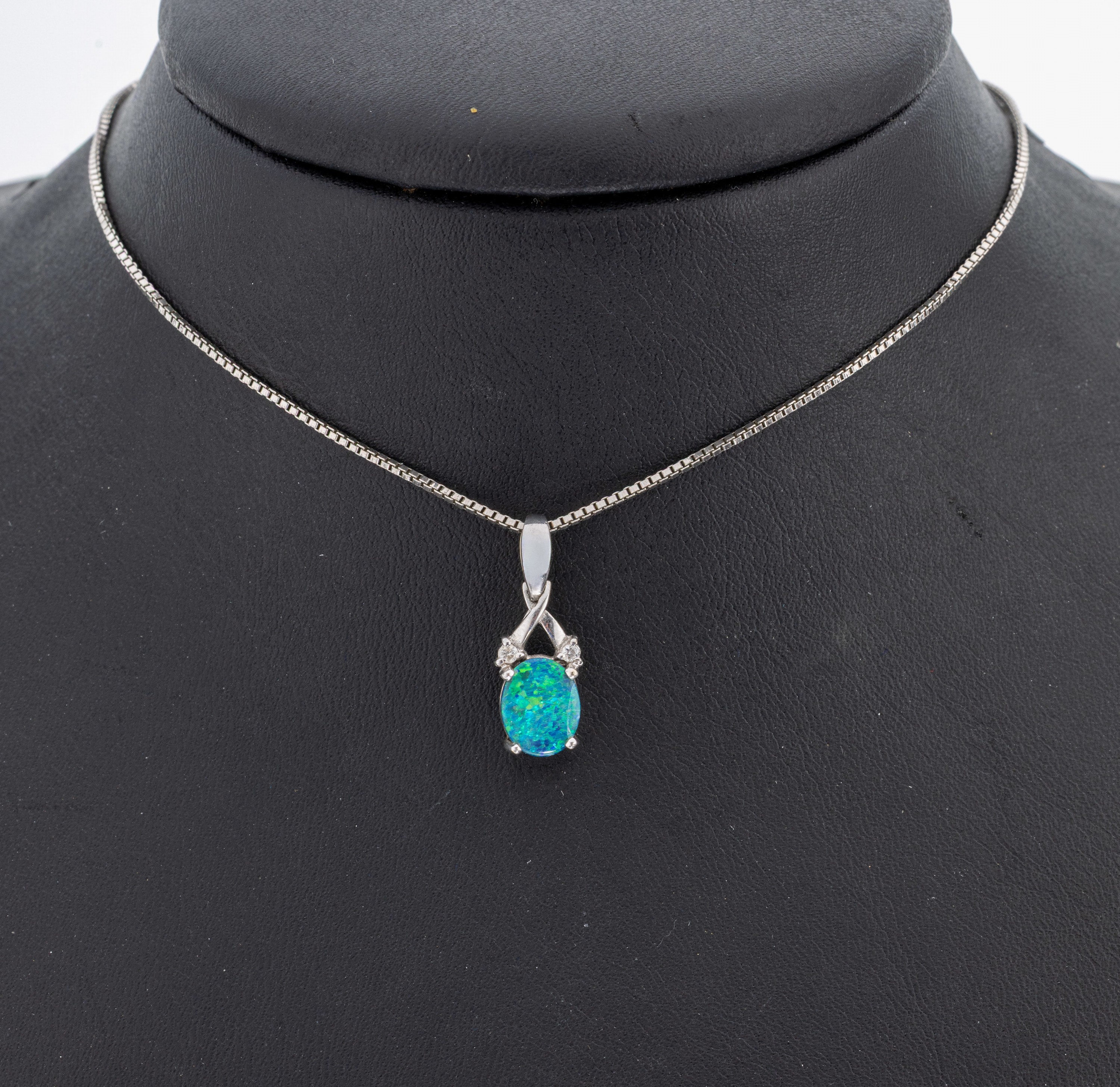 18 kt Gold Opal-Brillant-Anhänger, WG 750/000, ovale Opal-Dublette, min. besch., 2 Brillanten zus. ca. 0.05 ct Weiß/si, an Kette,WG 333/000, L. ...