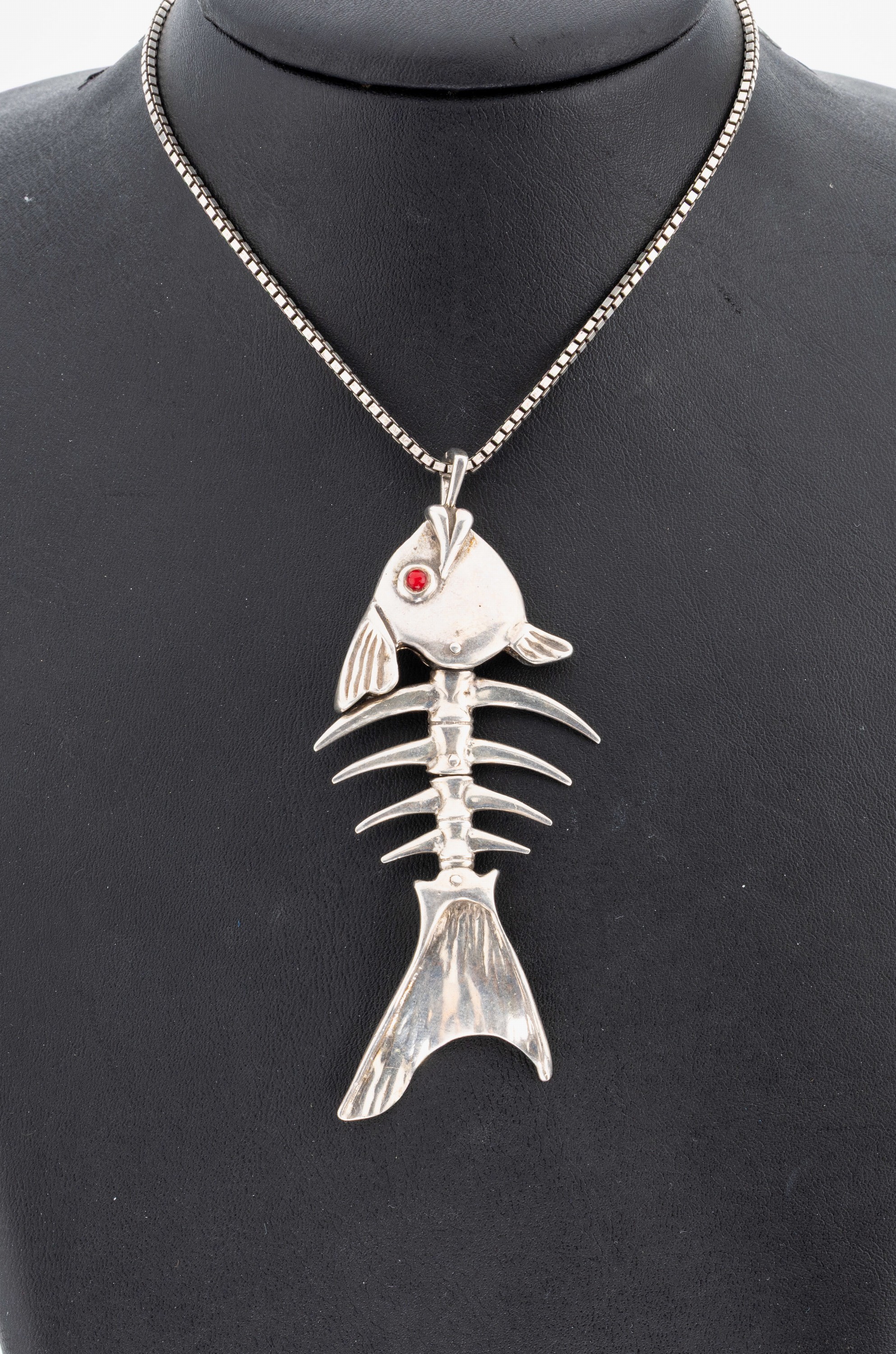 Ausgefallener Anhänger "Fisch", Silber, in sich bewegl., Augen kl. korallenfarbene Glaskugeln, ca. 9 x 4 cm, an Kette, 835er Silber, L. ...