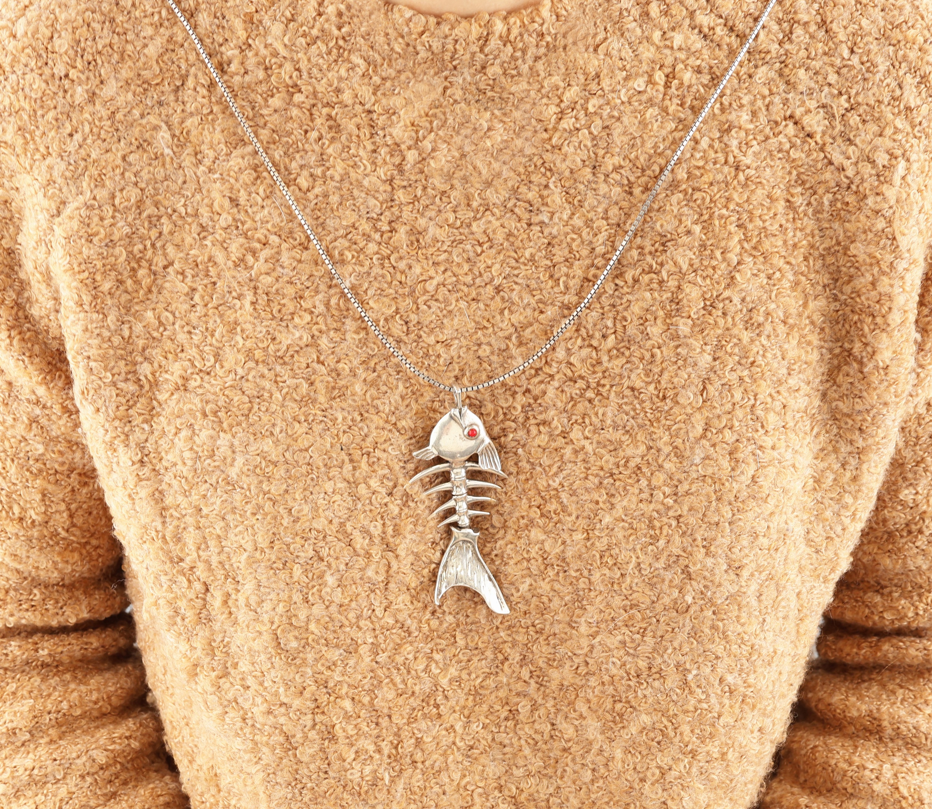 Detail a: Ausgefallener Anhänger "Fisch", Silber, in sich bewegl., Augen kl. korallenfarbene Glaskugeln, ca. 9 x 4 cm, an Kette, 835er Silber, L. ...