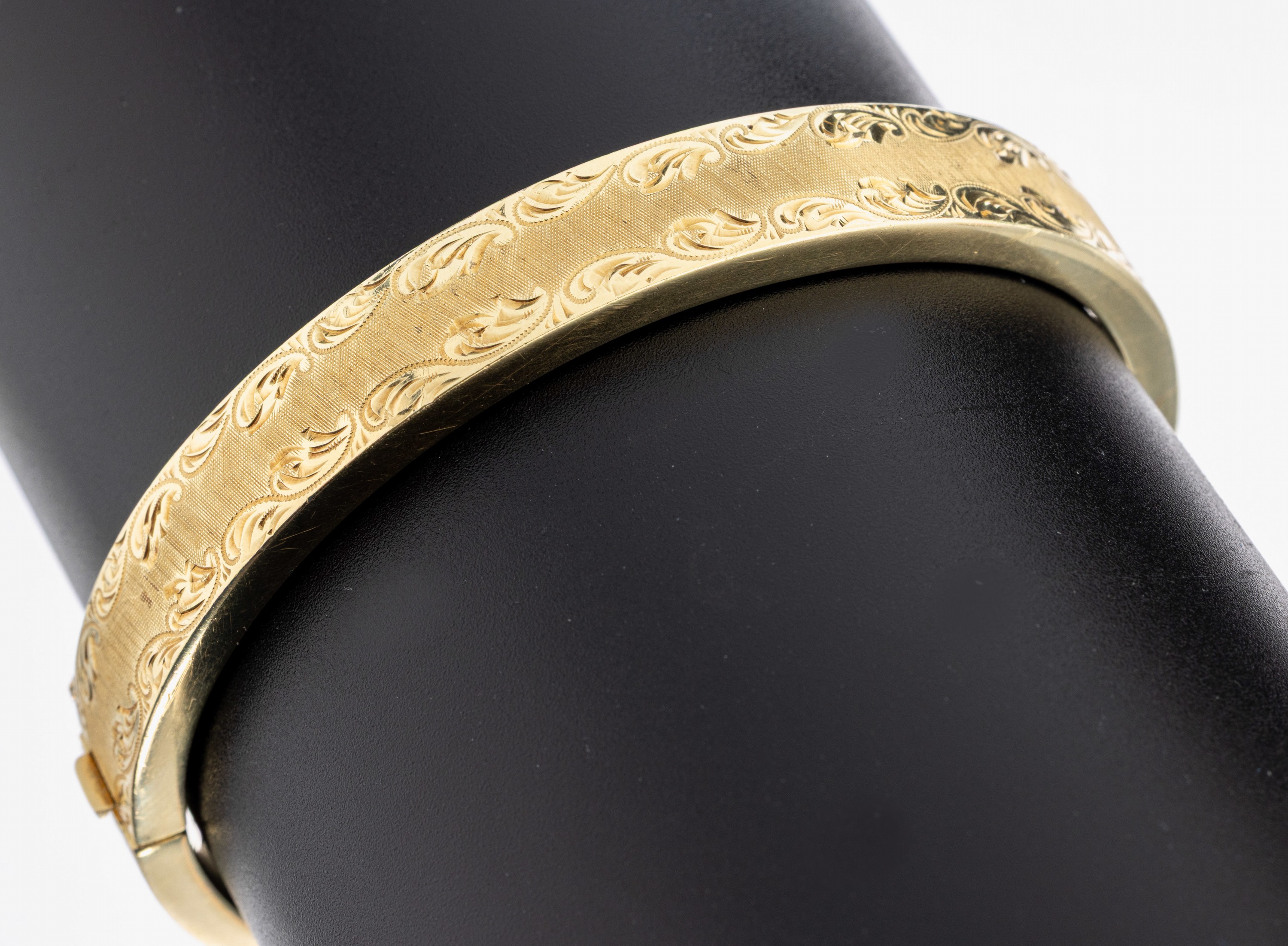 14 kt Gold Armreif, GG 585/000 gefüllt, Oberfläche sat. und grav. mit Rocaillen, Klappscharnier, Kastenschloss mit Sicherheitsacht, ca. 6 x 5.7 ...