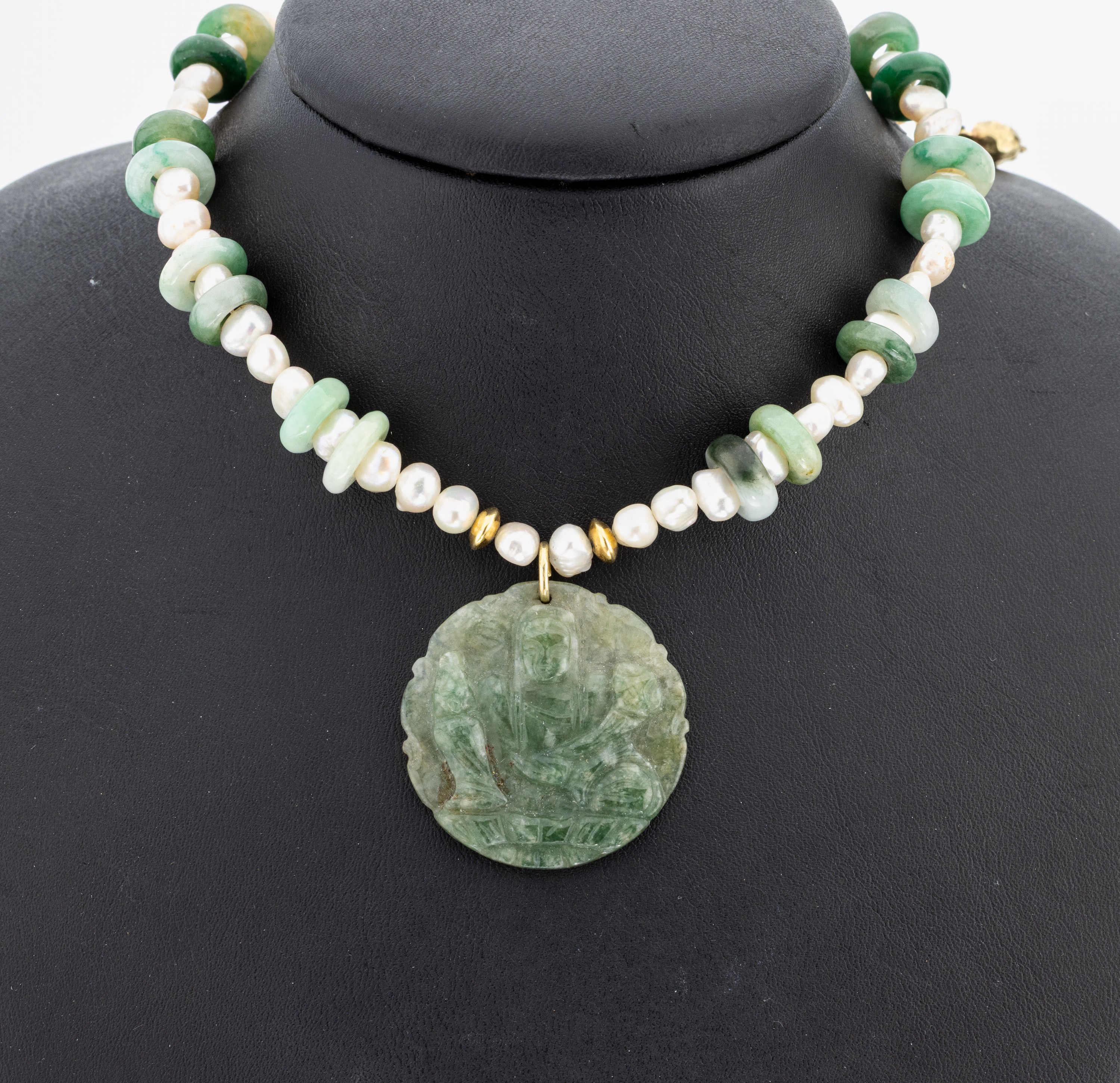Perl-Jade-Collier mit 14 kt Gold Schließe, GG 585/000, unrunde Zuchtperlen in versch. Größen, Zwischenglieder Jade-Scheiben in versch. ...