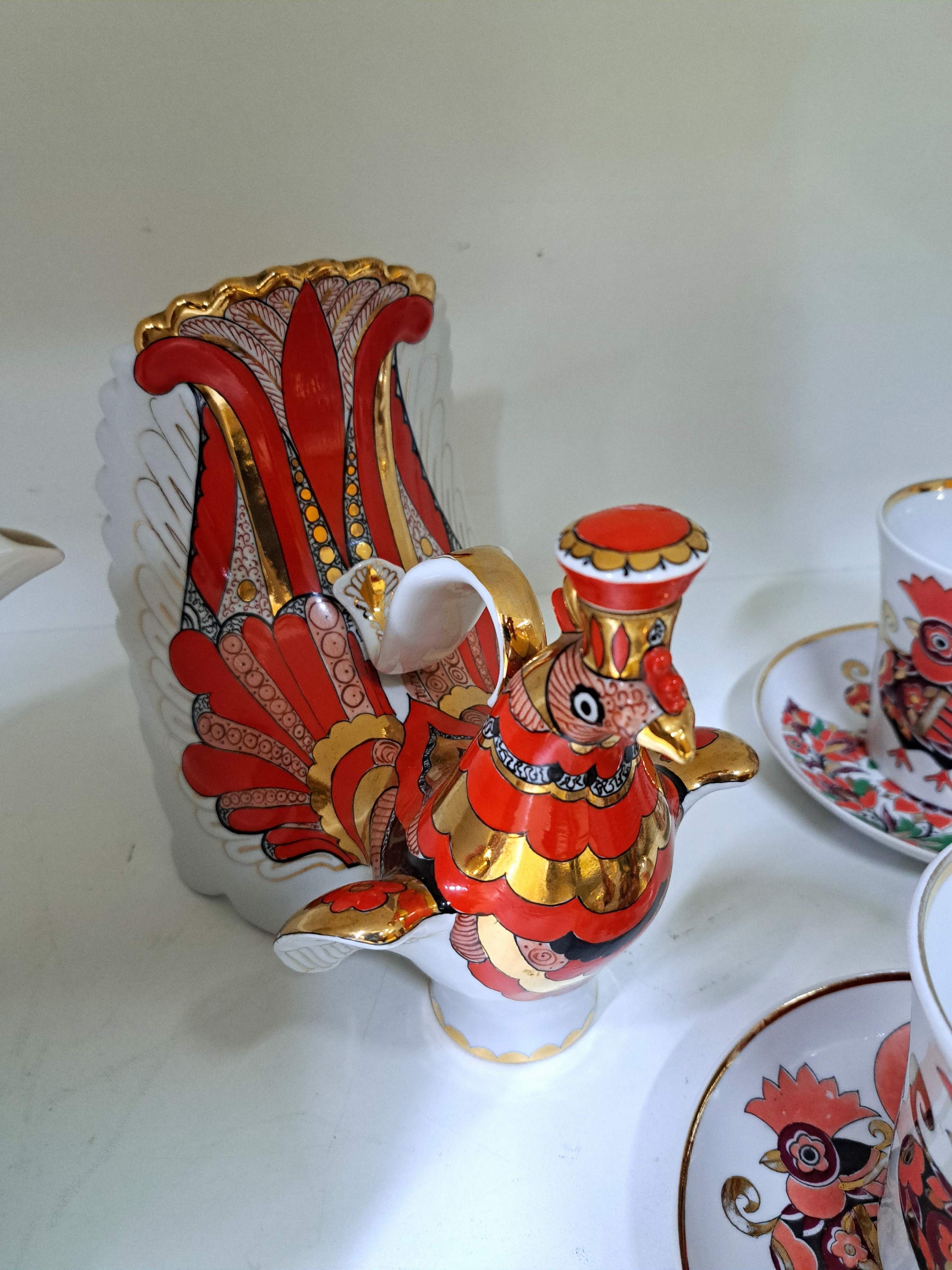 Detail b: Serviceteile, Lomonossov, St. Petersburg, Porzellan, Dekor "Red Rooster", Teekanne (Deckel best.), Dekanter in Form eines Hahnes (Deckel ...