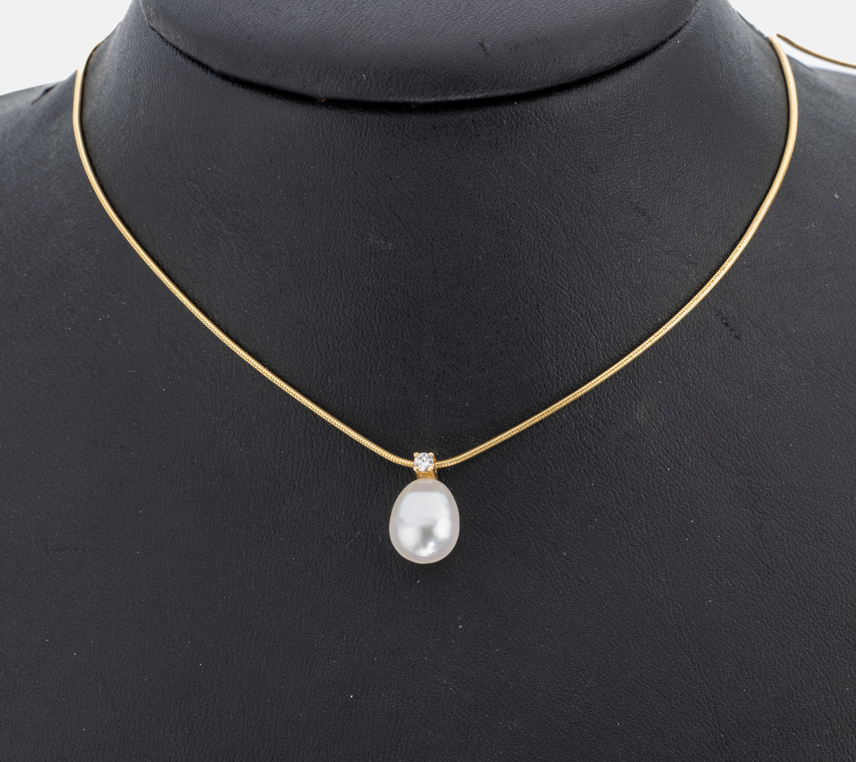 14 kt Gold Perl-Brillant-Anhänger, GG 585/000, unrunde Zuchtperle, D. ca. 8.5 mm, Brillant ca. 0.05 ct Weiß/si, an Schlangenkette, GG 585/000, L. ...