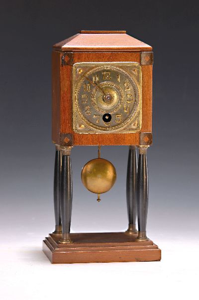Kleine Art-Deco Uhr, Junghans, um 1920, Holzgehäuse, ebonisierte Säulen, zeittypischesMessingzifferblatt, Messingplatinenwerk mit separat ...