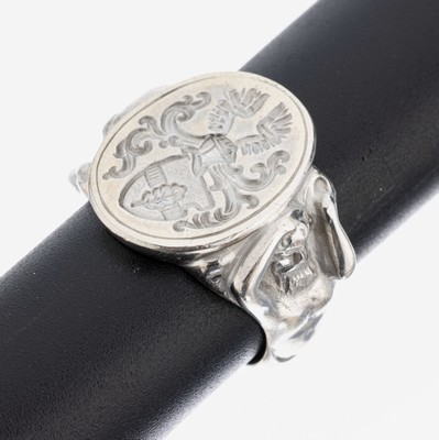 Siegelring,  925er Silber, ovaler Ringkopf mit Intaglio, Darstellung eines Familienwappens, Ringschultern mit Atlas der Ringkopf trägt, RW 62