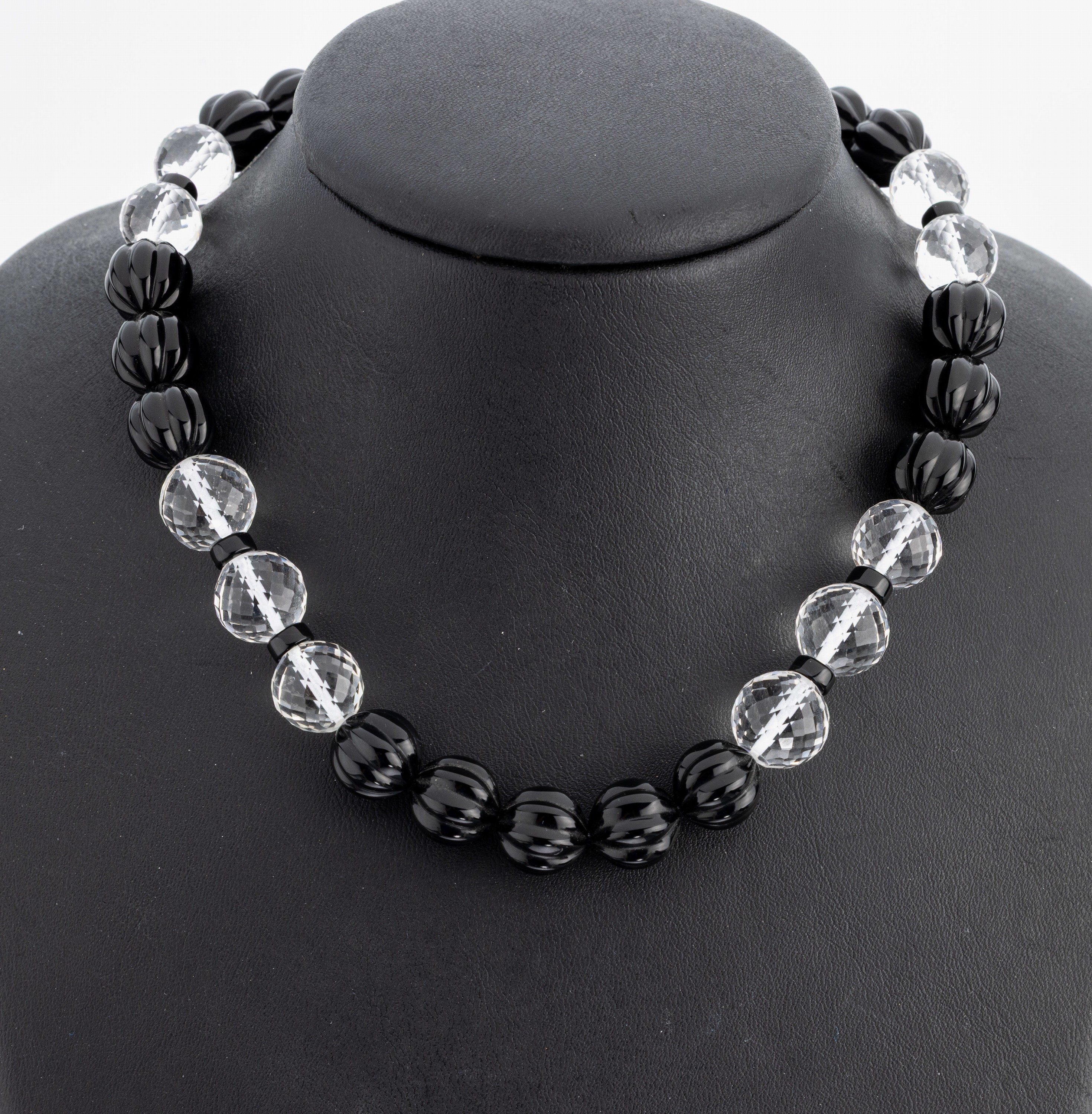 Onyx-Bergkristall-Collier, 1920er Jahre, geriefte Onyx-Kugeln, D. ca. 11.5 mm, facett. Bergkristall-Kugeln, D. ca. 12 mm, L. ca. 51.5cm, ...