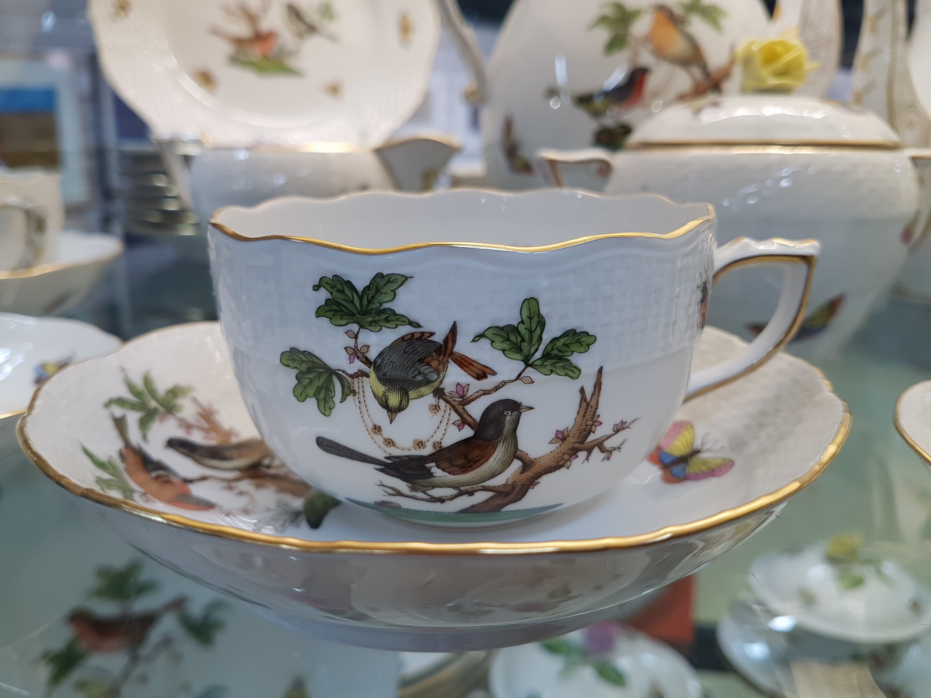 Detail h: Umfangreiches Kaffee-, Mokka- und Speiseservice, Herend, Ungarn, Dekor Rothschild, Ende 1970er/80er-Jahre, Porzellan, handbemalt, Goldrand, 5 ...