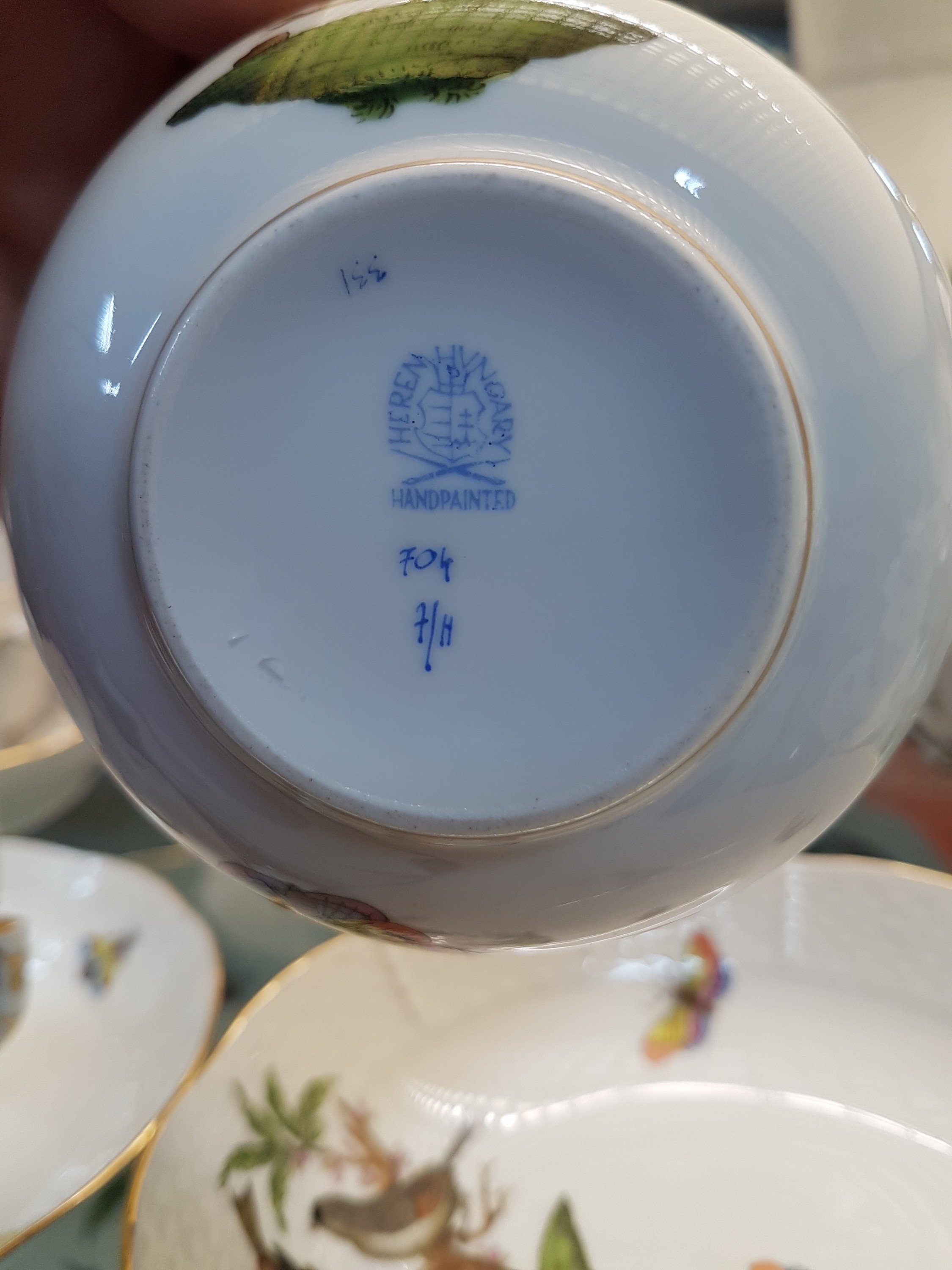 Detail j: Umfangreiches Kaffee-, Mokka- und Speiseservice, Herend, Ungarn, Dekor Rothschild, Ende 1970er/80er-Jahre, Porzellan, handbemalt, Goldrand, 5 ...