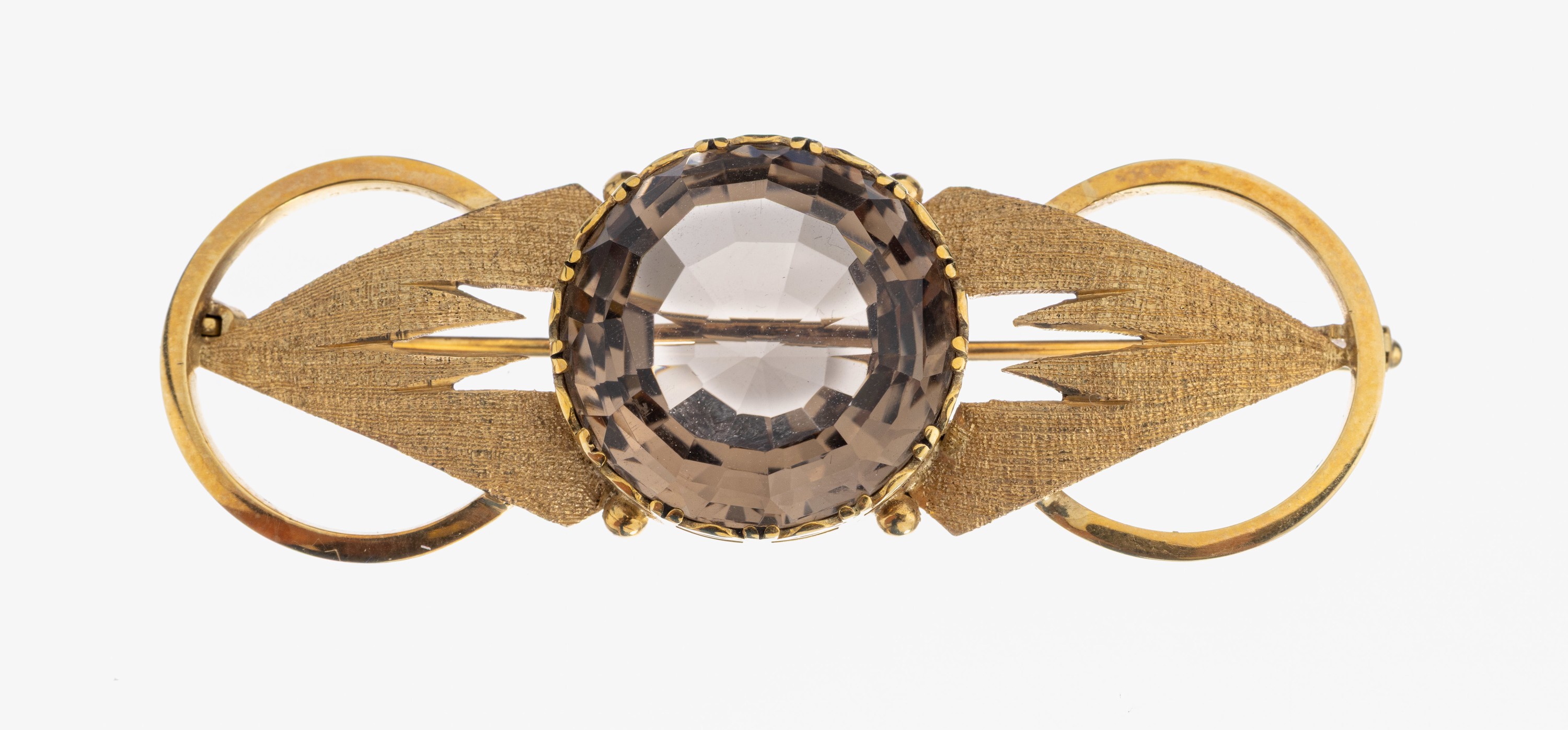 14 kt Gold Rauchquarz-Brosche, 1950er Jahre, GG 585/000, stil. Schleife, part. sat., mittig rundfacett. Rauchquarz, ca. 5.5 x 2 cm,ca. 11.4 g