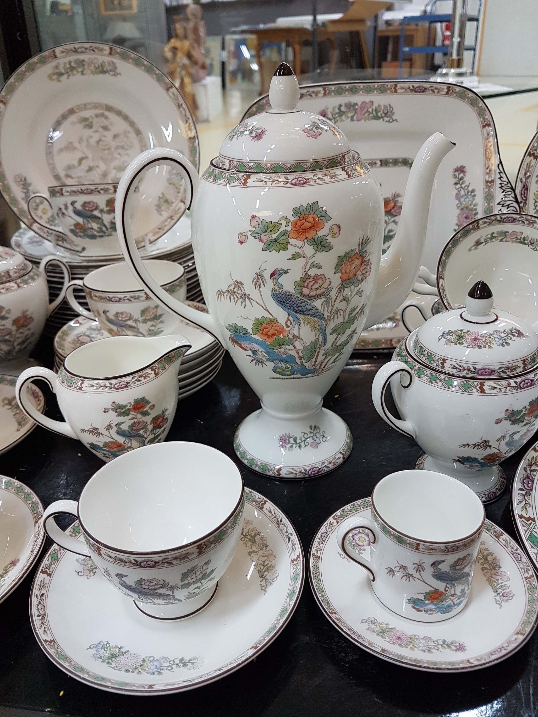 Detail b: Speiseservice, Wedgwood, England, Dekor Kutani Crane, Porzellan, Umdruckdekor, 10 Speiseteller, 10 Suppentassen mit 4 UT, 4 Beilagenschüsseln D. ...