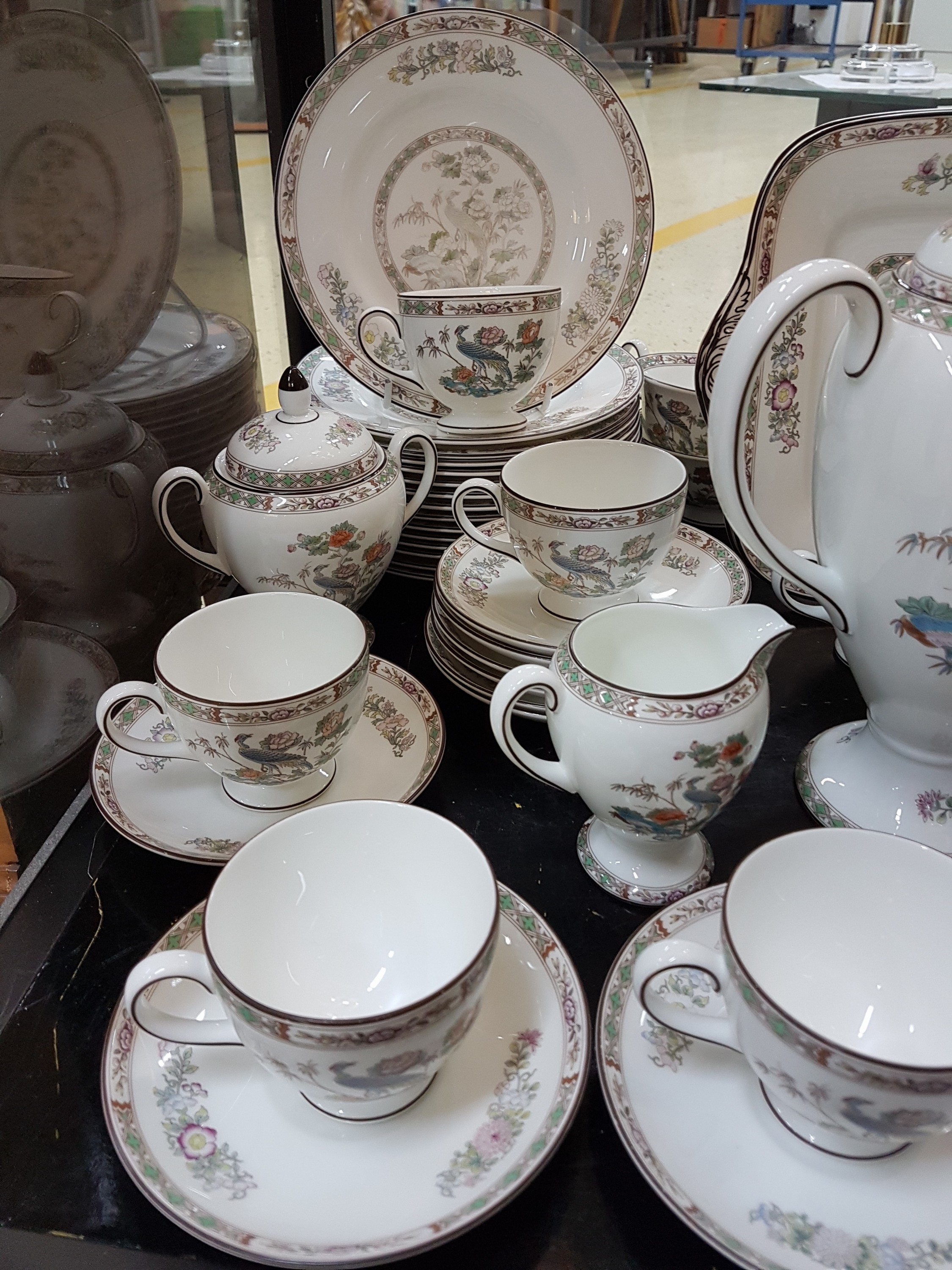 Detail c: Speiseservice, Wedgwood, England, Dekor Kutani Crane, Porzellan, Umdruckdekor, 10 Speiseteller, 10 Suppentassen mit 4 UT, 4 Beilagenschüsseln D. ...
