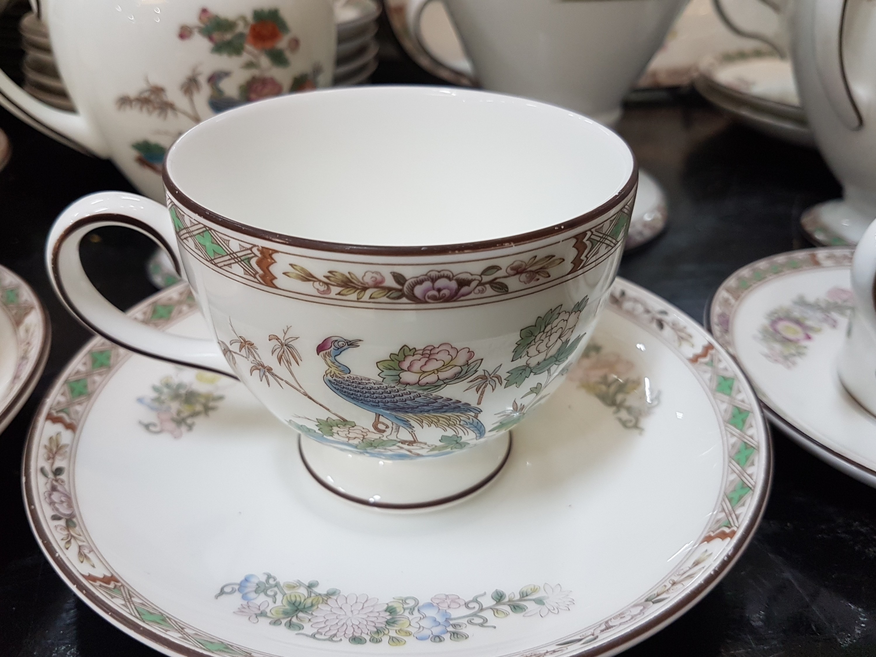 Detail d: Speiseservice, Wedgwood, England, Dekor Kutani Crane, Porzellan, Umdruckdekor, 10 Speiseteller, 10 Suppentassen mit 4 UT, 4 Beilagenschüsseln D. ...