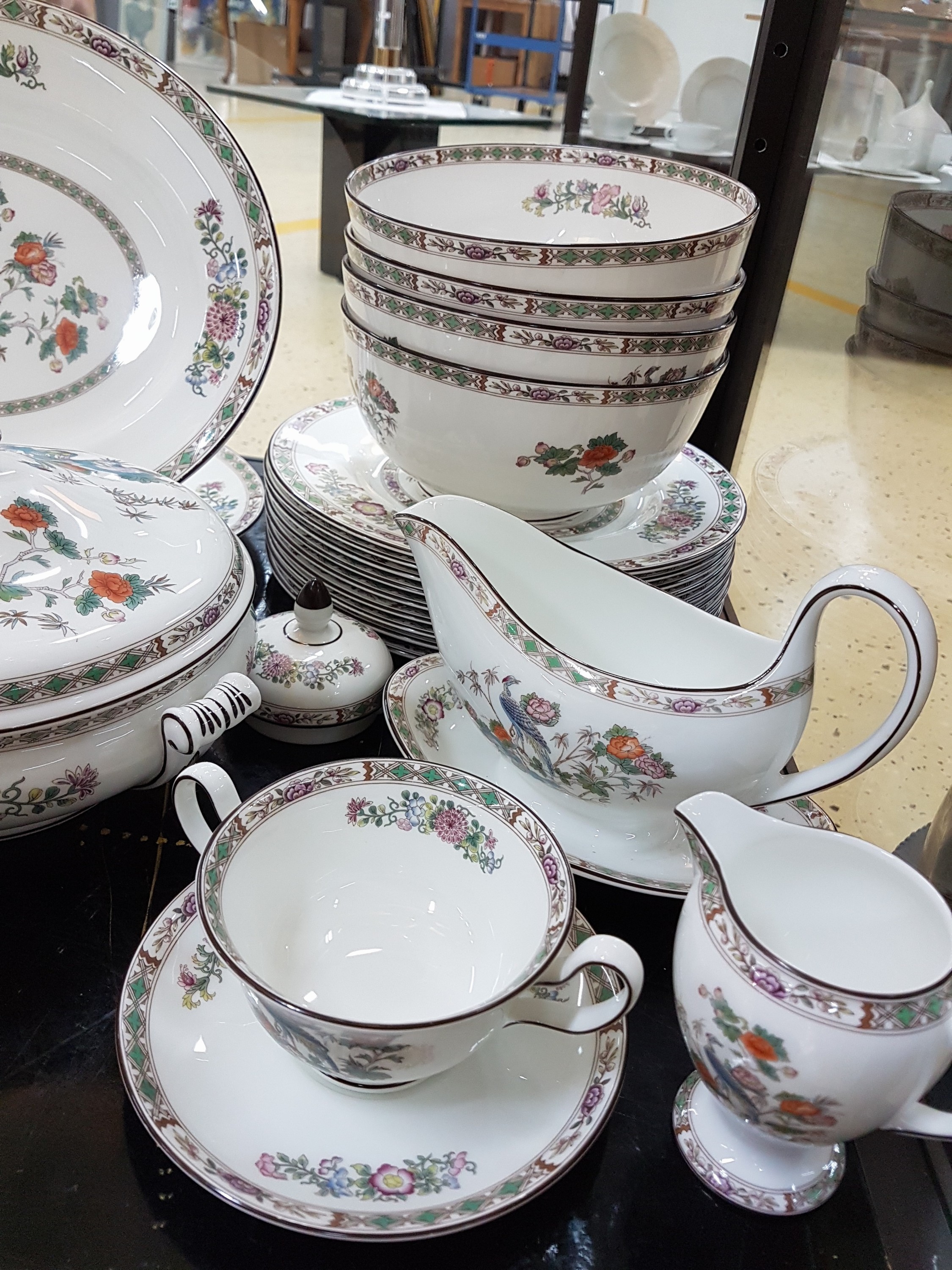 Detail e: Speiseservice, Wedgwood, England, Dekor Kutani Crane, Porzellan, Umdruckdekor, 10 Speiseteller, 10 Suppentassen mit 4 UT, 4 Beilagenschüsseln D. ...