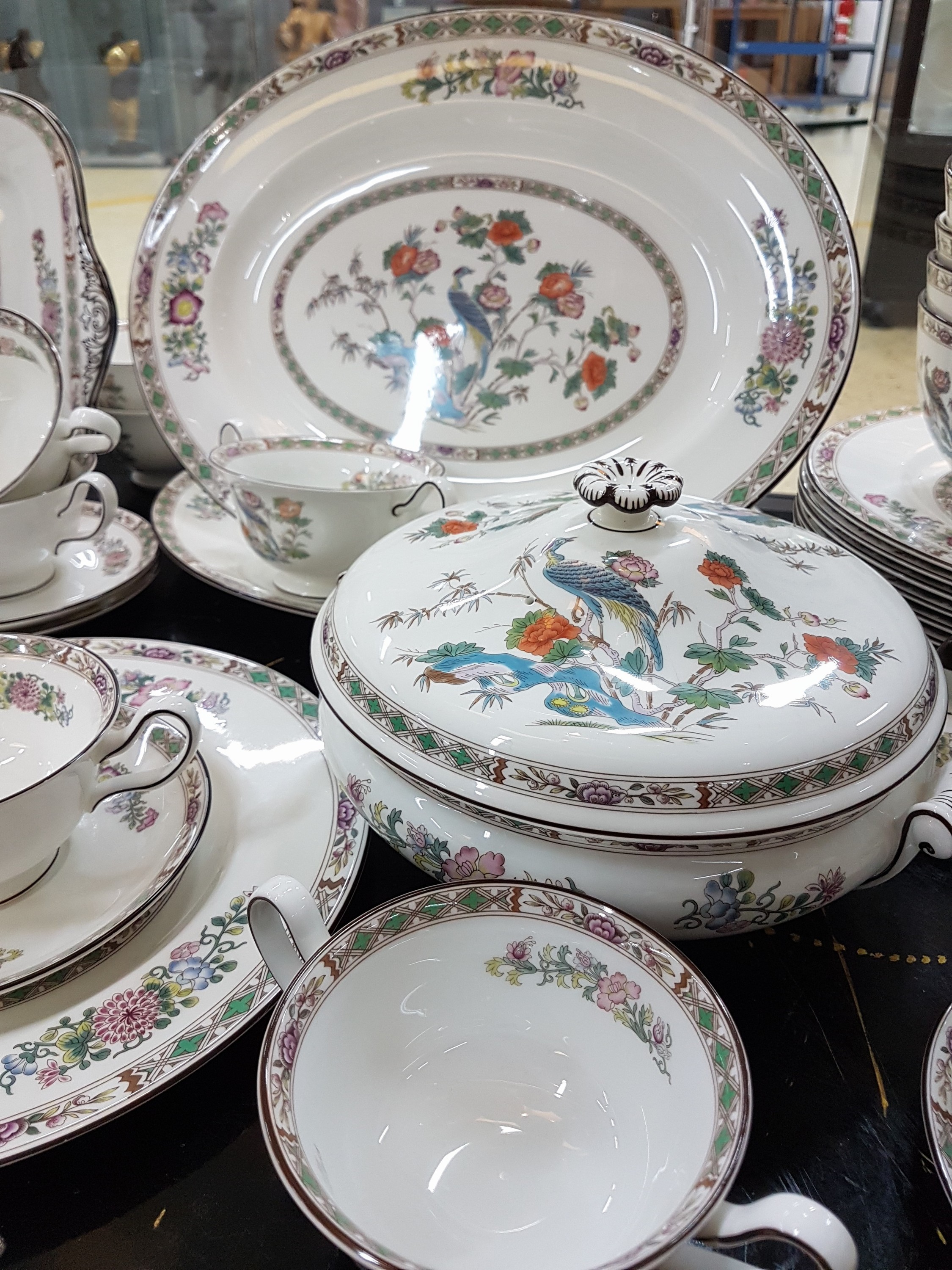 Detail f: Speiseservice, Wedgwood, England, Dekor Kutani Crane, Porzellan, Umdruckdekor, 10 Speiseteller, 10 Suppentassen mit 4 UT, 4 Beilagenschüsseln D. ...