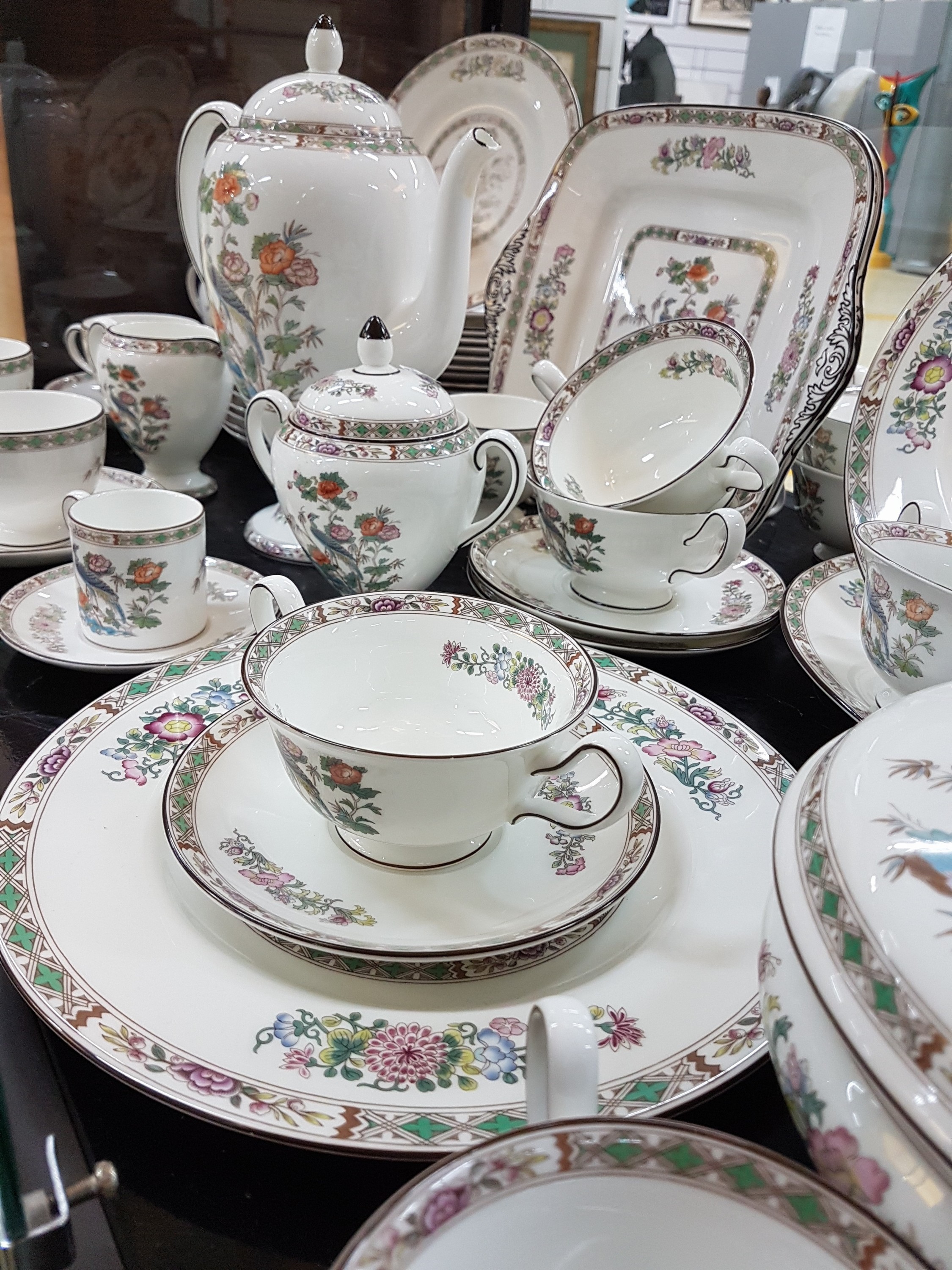 Detail g: Speiseservice, Wedgwood, England, Dekor Kutani Crane, Porzellan, Umdruckdekor, 10 Speiseteller, 10 Suppentassen mit 4 UT, 4 Beilagenschüsseln D. ...