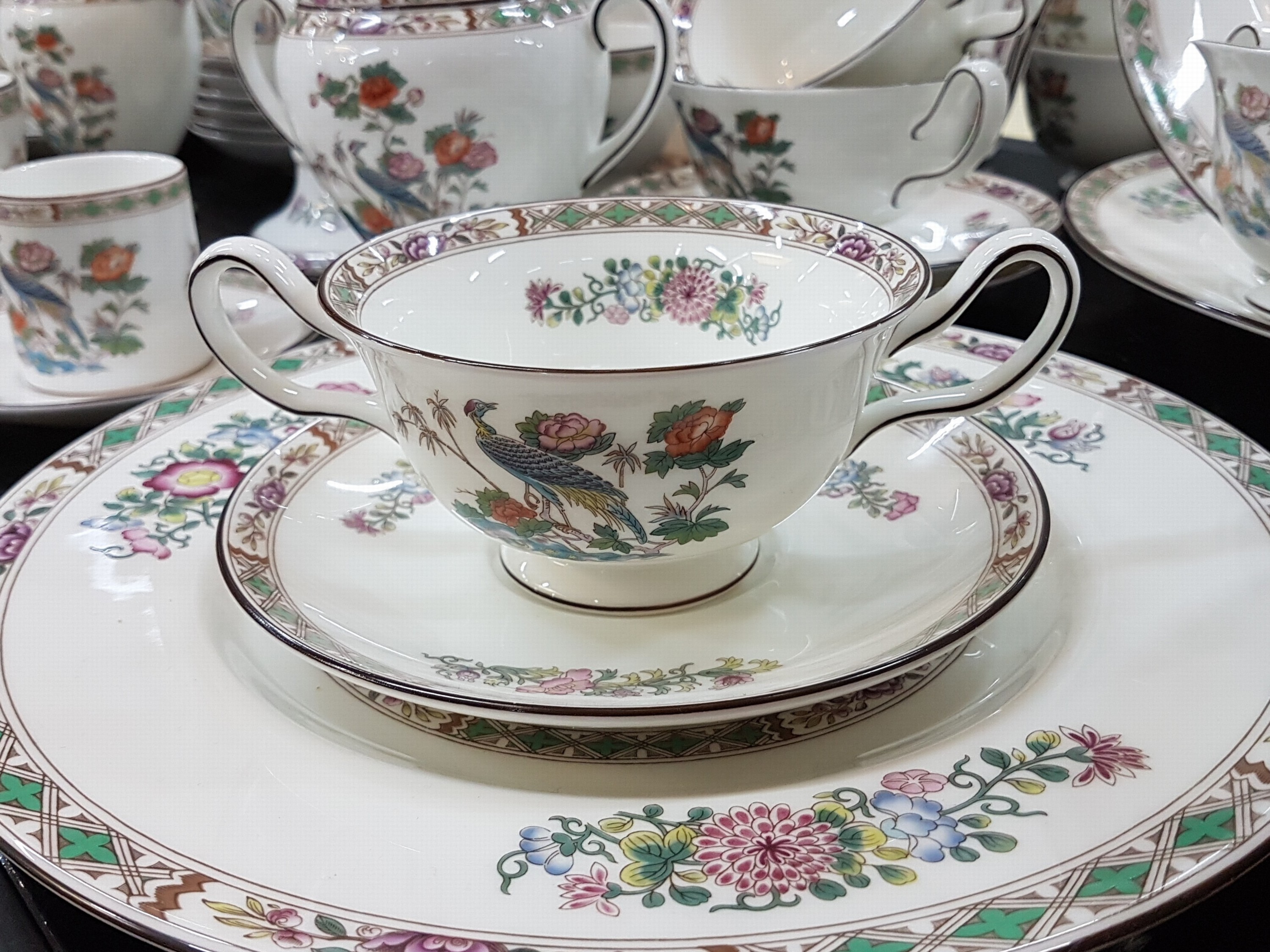 Detail h: Speiseservice, Wedgwood, England, Dekor Kutani Crane, Porzellan, Umdruckdekor, 10 Speiseteller, 10 Suppentassen mit 4 UT, 4 Beilagenschüsseln D. ...
