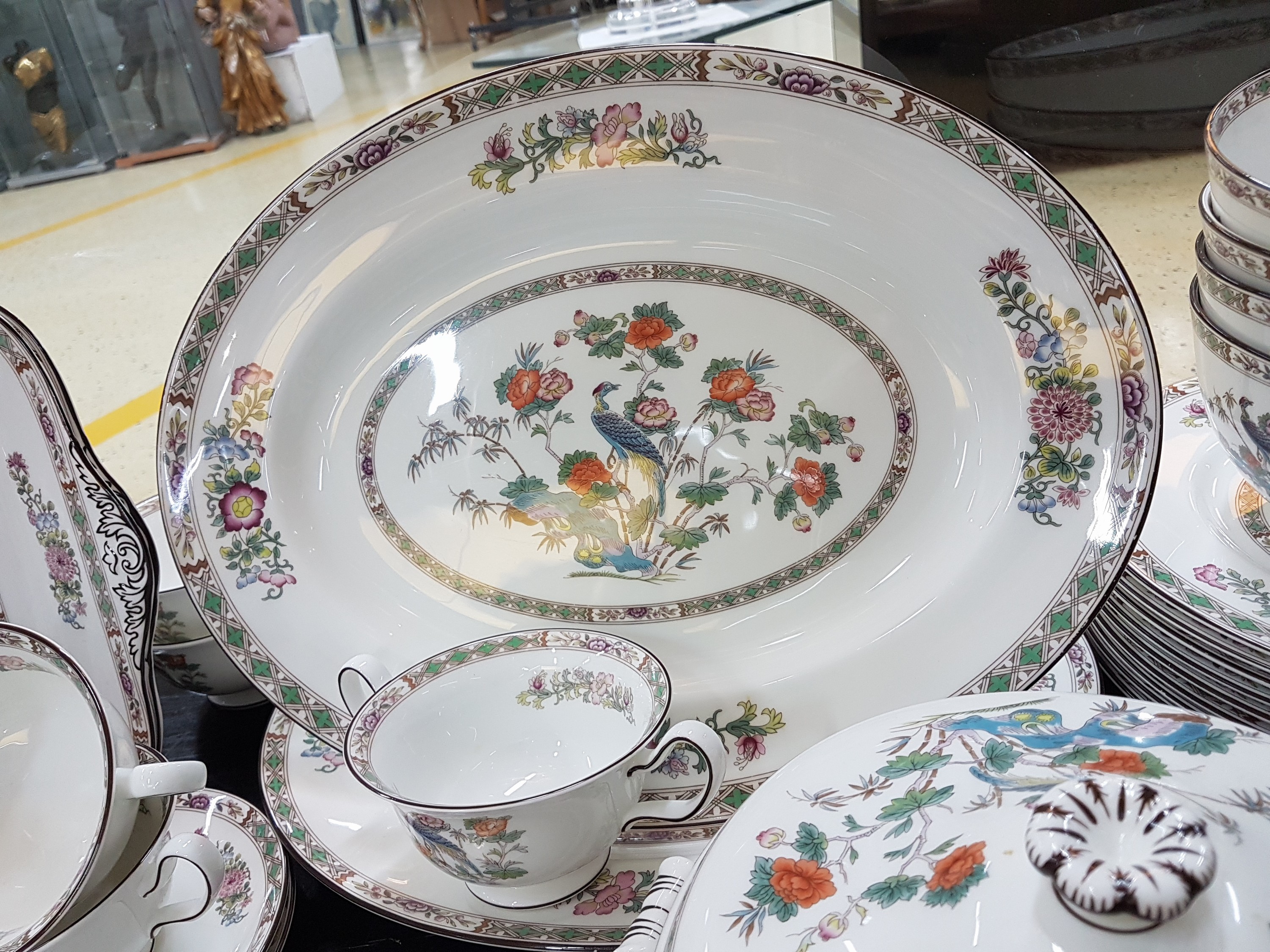 Detail i: Speiseservice, Wedgwood, England, Dekor Kutani Crane, Porzellan, Umdruckdekor, 10 Speiseteller, 10 Suppentassen mit 4 UT, 4 Beilagenschüsseln D. ...