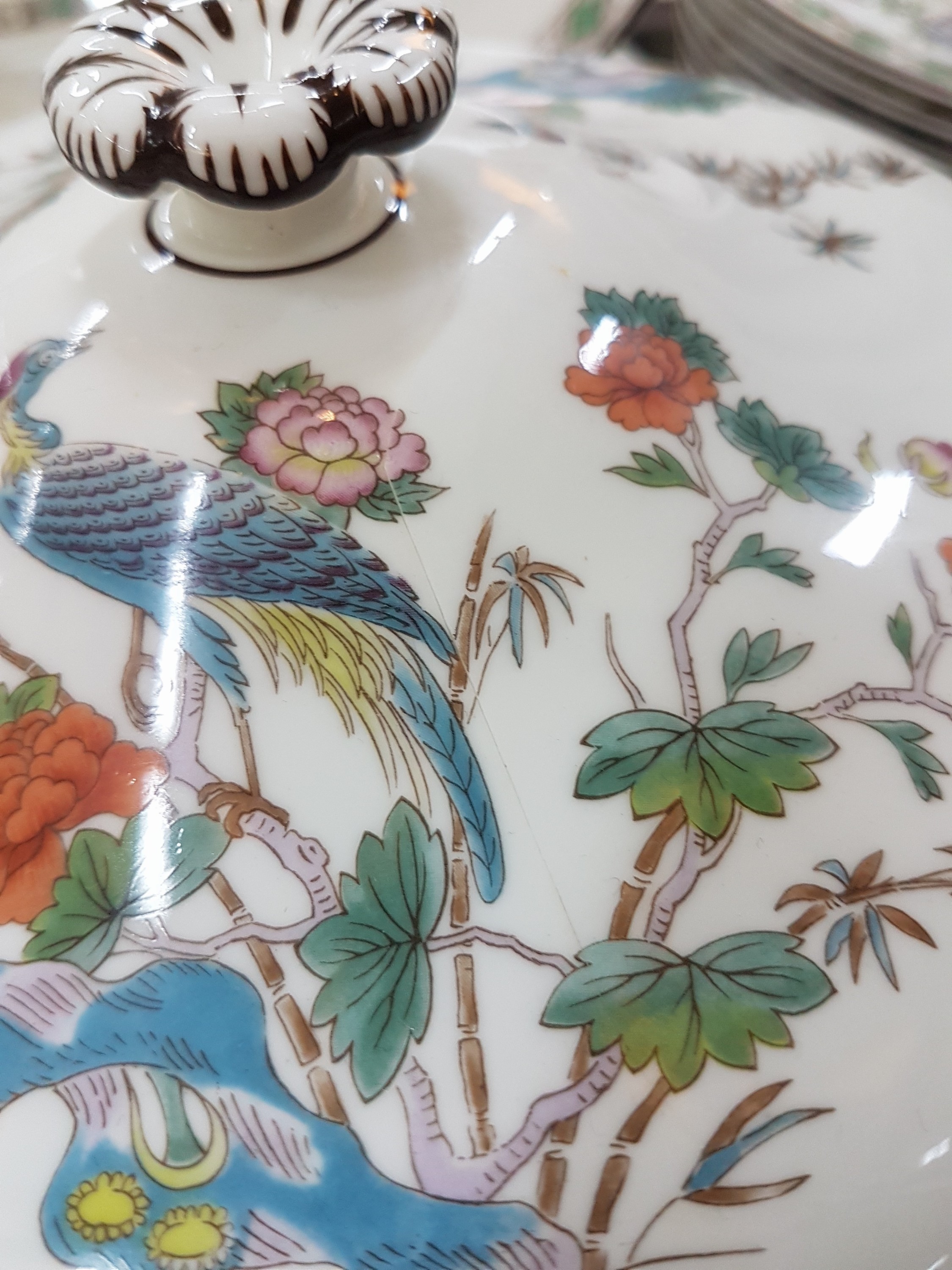 Detail j: Speiseservice, Wedgwood, England, Dekor Kutani Crane, Porzellan, Umdruckdekor, 10 Speiseteller, 10 Suppentassen mit 4 UT, 4 Beilagenschüsseln D. ...