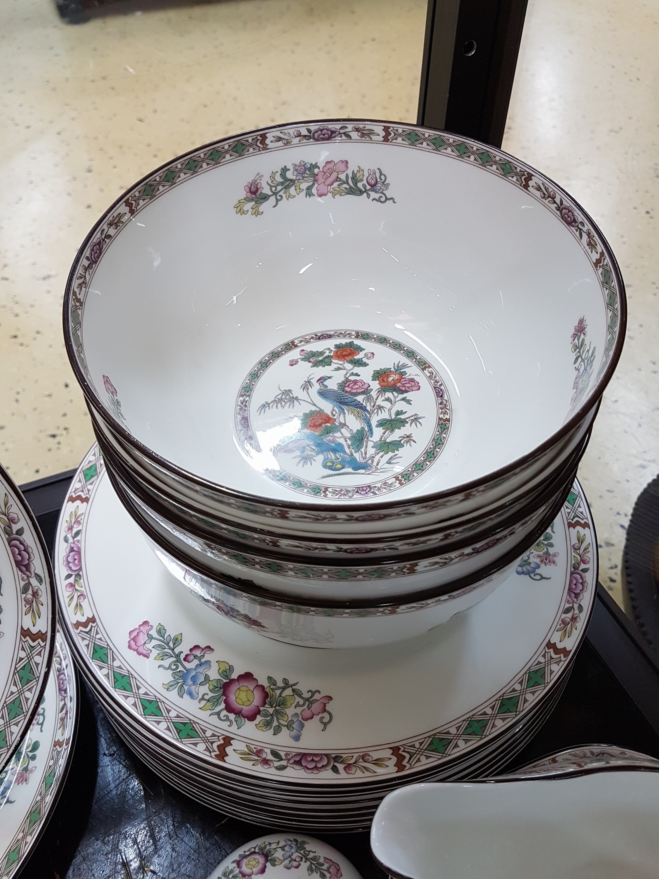 Detail k: Speiseservice, Wedgwood, England, Dekor Kutani Crane, Porzellan, Umdruckdekor, 10 Speiseteller, 10 Suppentassen mit 4 UT, 4 Beilagenschüsseln D. ...