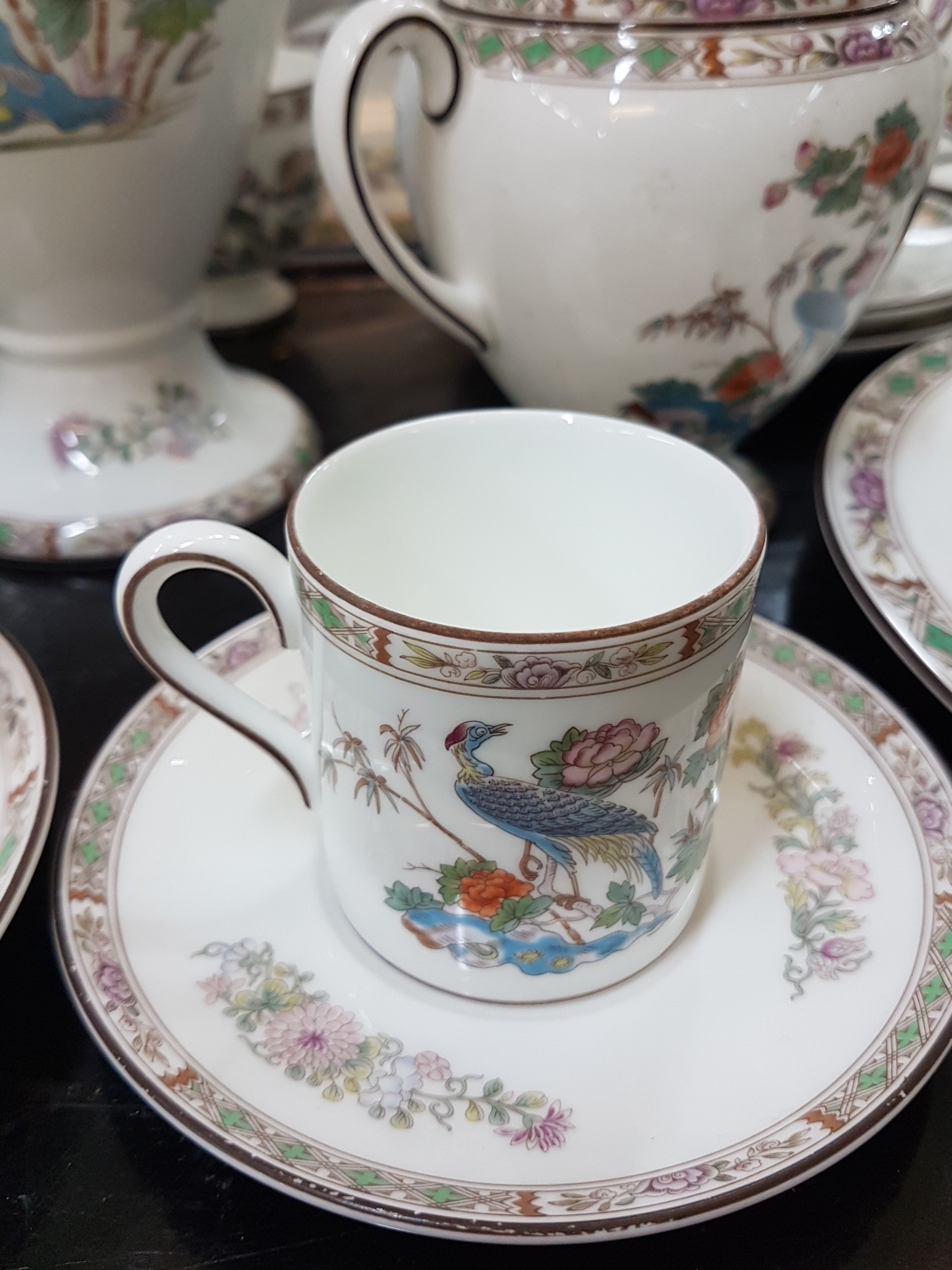 Detail l: Speiseservice, Wedgwood, England, Dekor Kutani Crane, Porzellan, Umdruckdekor, 10 Speiseteller, 10 Suppentassen mit 4 UT, 4 Beilagenschüsseln D. ...