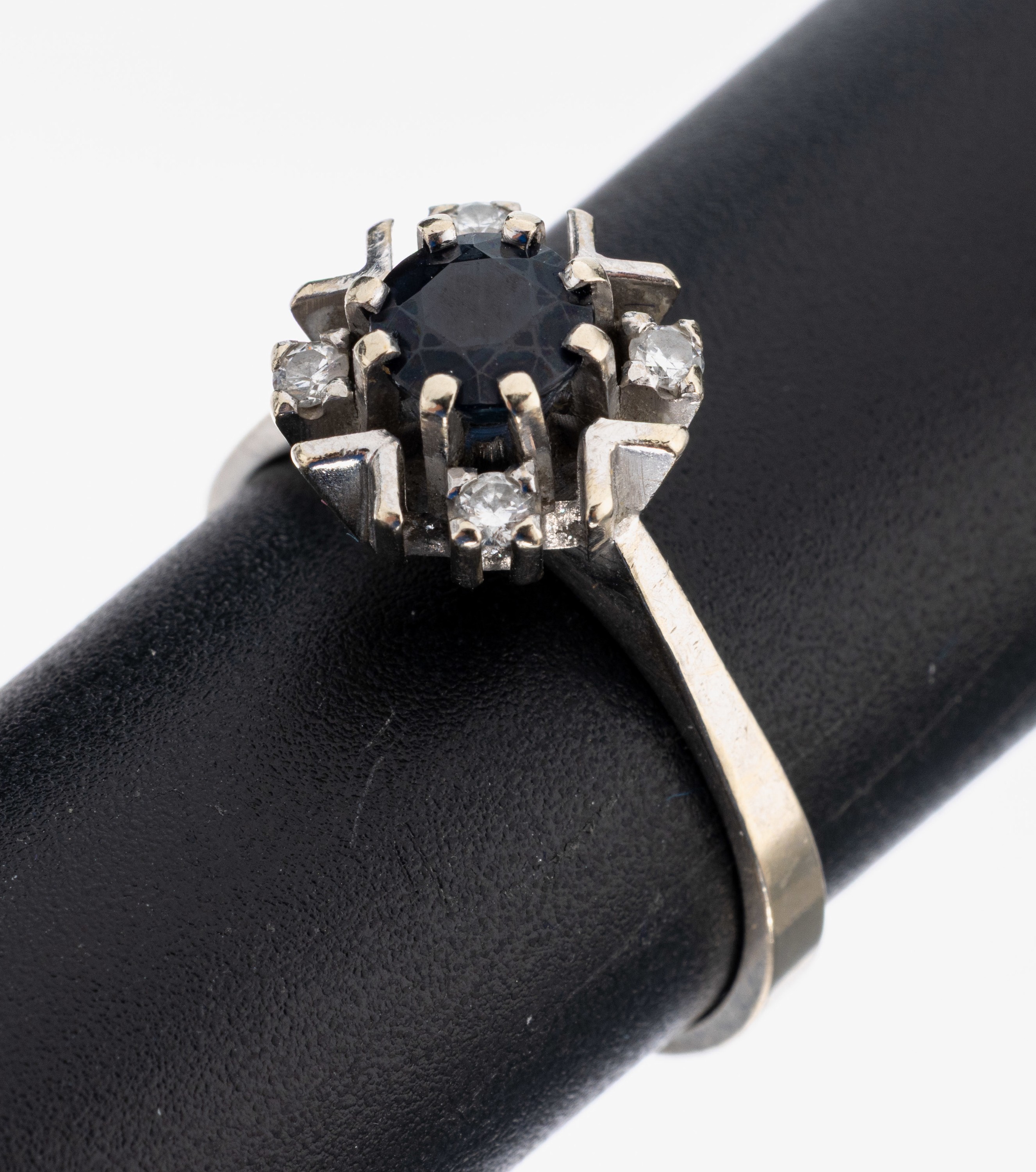 14 kt Gold Saphir Diamant Ring, WG 585/000,rundfacett. Saphir ca. 0.50 ct, 4 Brillanten zus. ca. 0.12 ct feines Weiß/p (grav.), RW 58,ca. 4.65 g