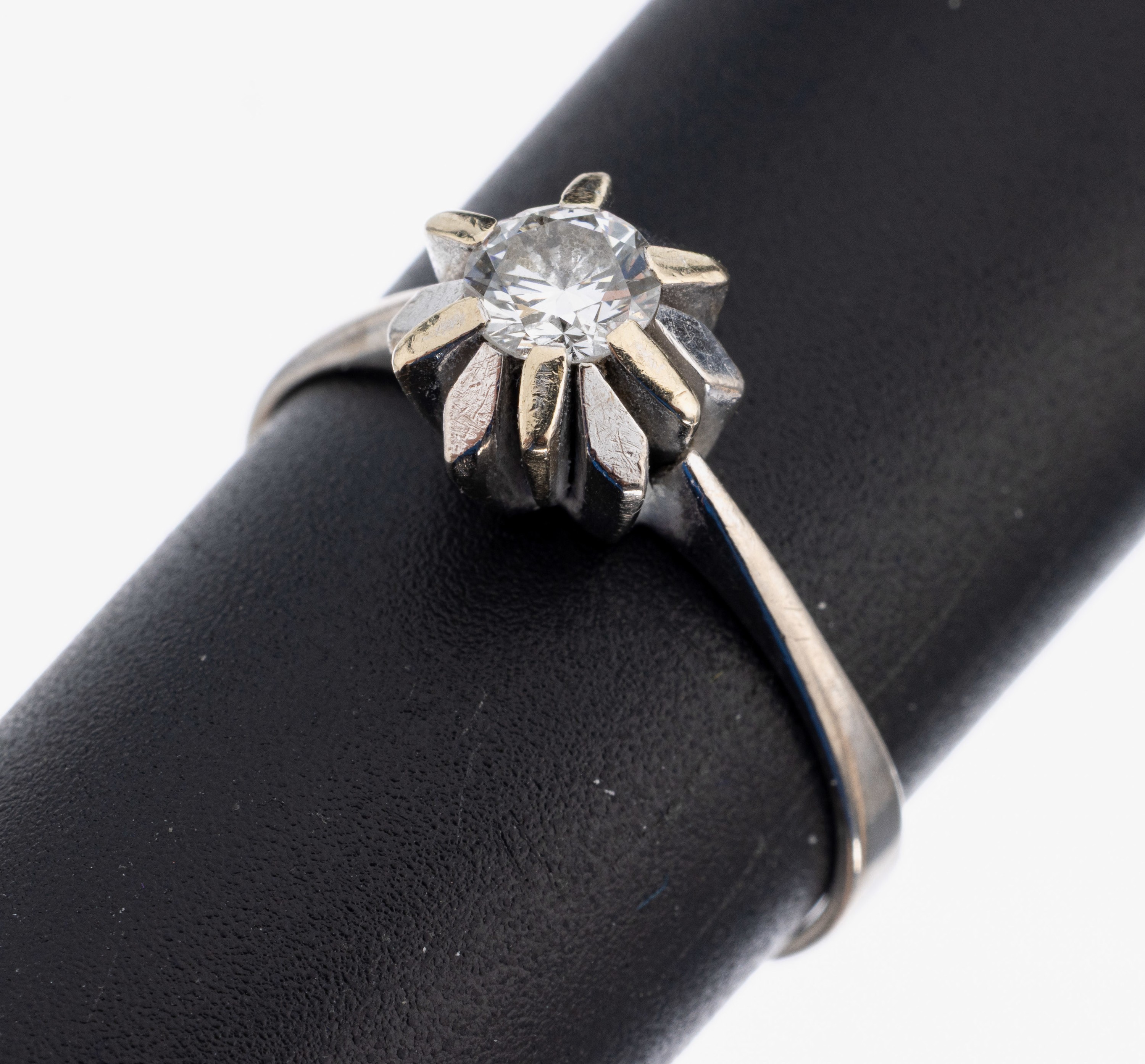 14 kt Gold Diamant Ring, WG 585/000, blütenförm. Ringkopf mit Diamant ca. 0.40 ct Weiß/p, RW 59, ca. 4.1 g