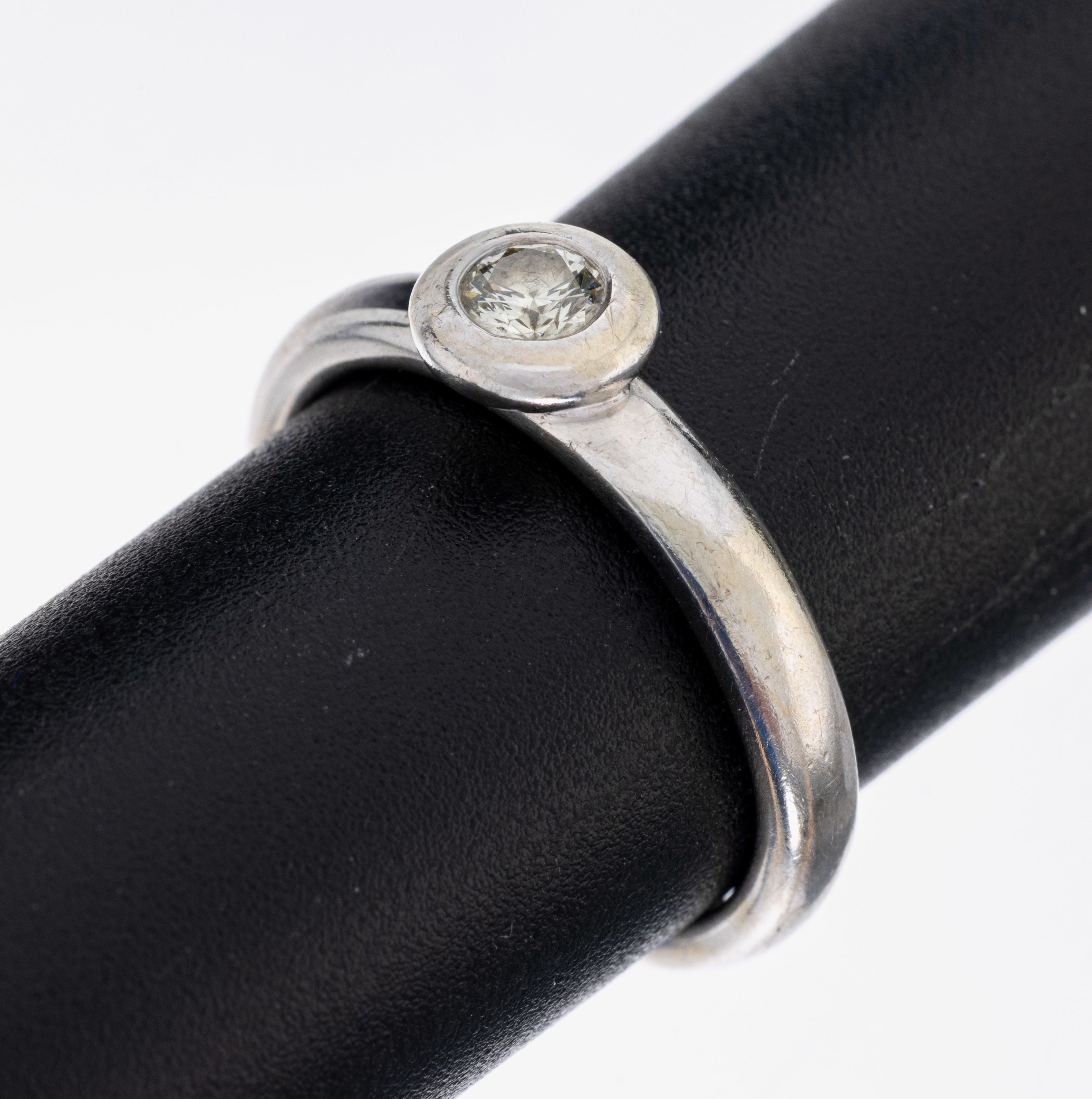 14 kt Gold Diamant Ring, WG 585/000, ein Brillant ca. 0.20 ct get.Weiß/si, RW 53, ca. 4.4 g