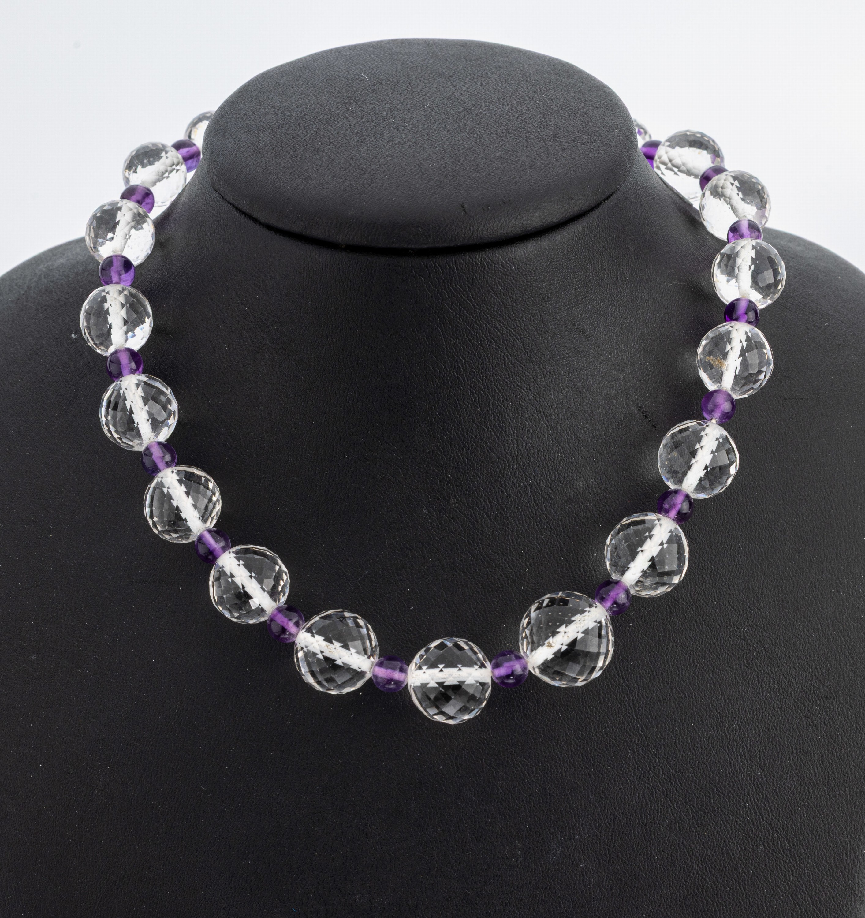 Bergkristall-Amethyst-Collier, Idar-Oberstein um 1920, im Verlauf facett. Bergkristall-Kugeln, D. ca. 9-15 mm, Amethyst-Kugeln als Zwischenglieder, ...