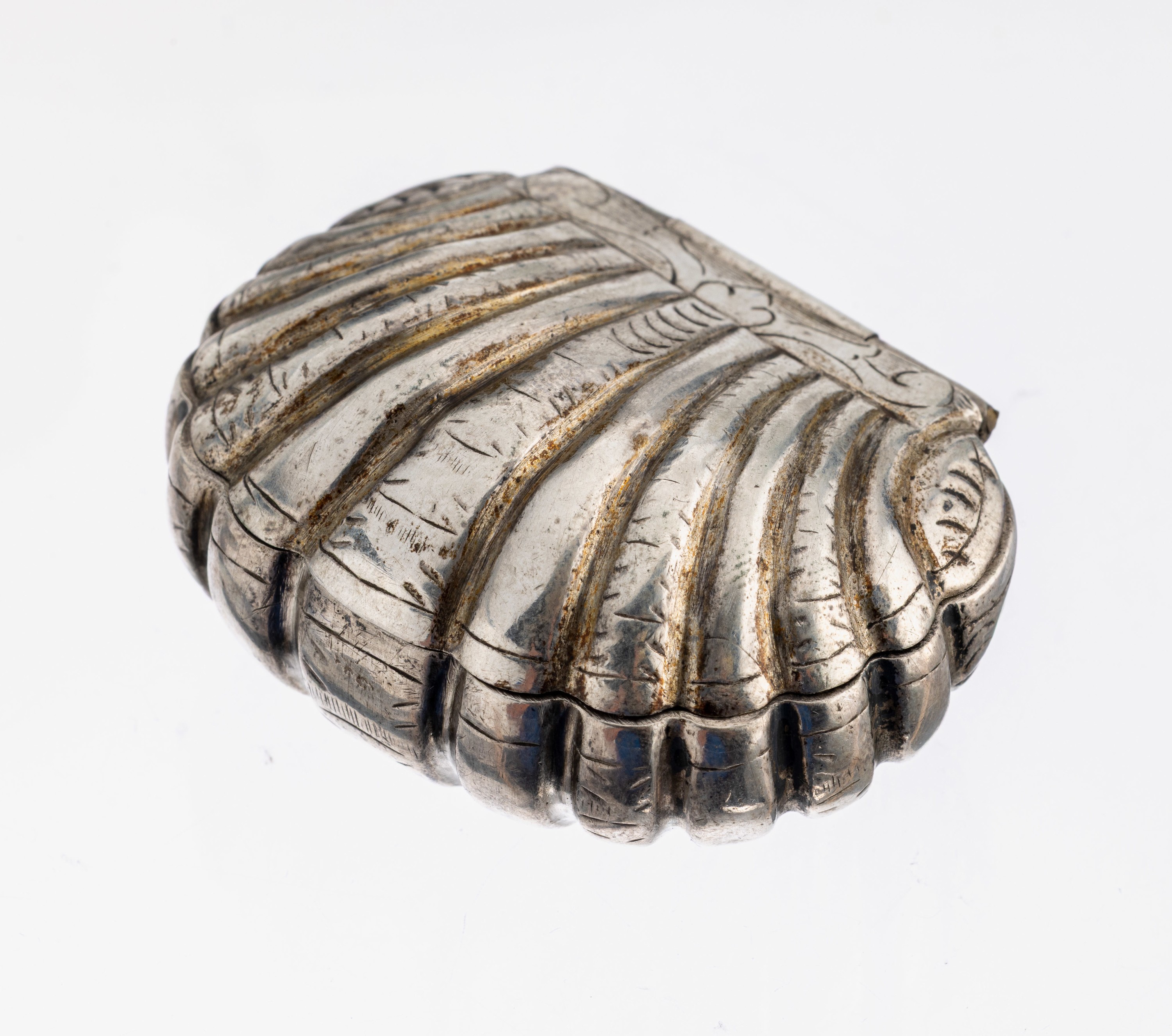 Pillendose, wohl um 1800-1820, Silber gepr., in Form einer Muschel, innen roter Samt, ca. 5.5 x 4.2 cm, ca. 33.6 g, altersbed.Gebr.-Spuren