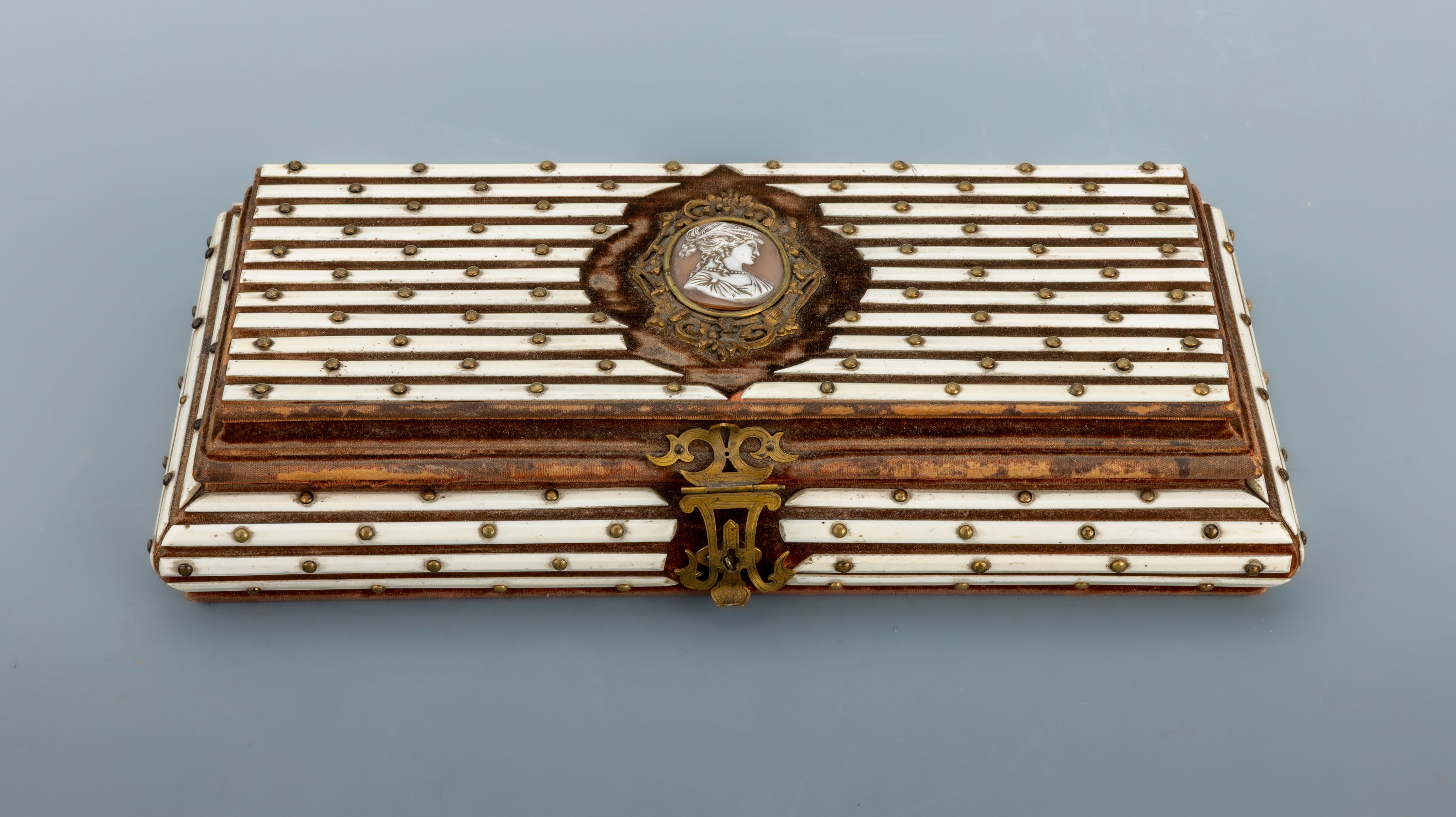 Image 26990240 - Schmuckschatulle, um 1900, Holzkorpus, verkleidet mit rotem Samt, stark berieben, ...