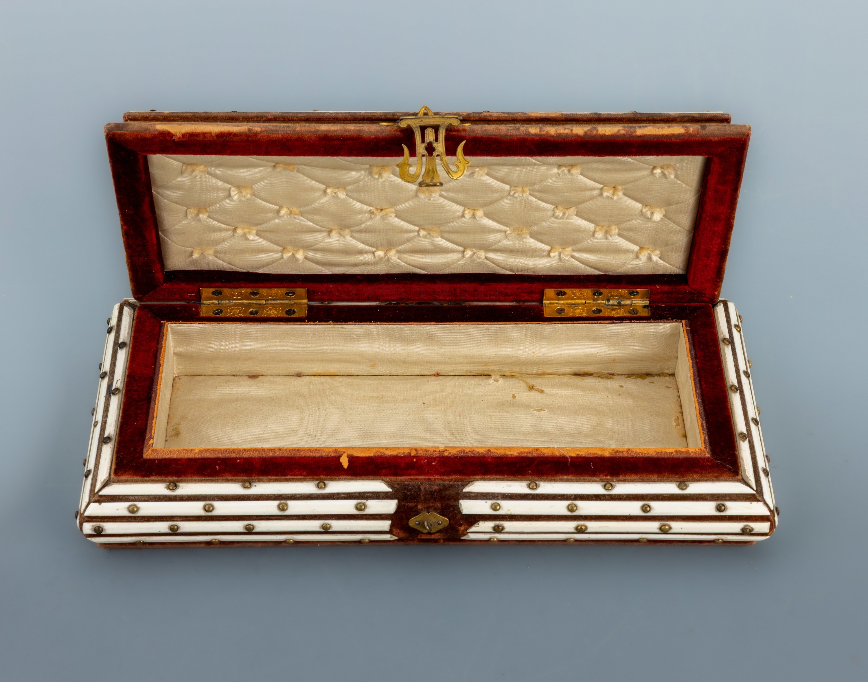 Detail a: Schmuckschatulle, um 1900, Holzkorpus, verkleidet mit rotem Samt, stark berieben, undHorn, Deckel mit eingelegter Muschelkamee, Darstellung einer ...