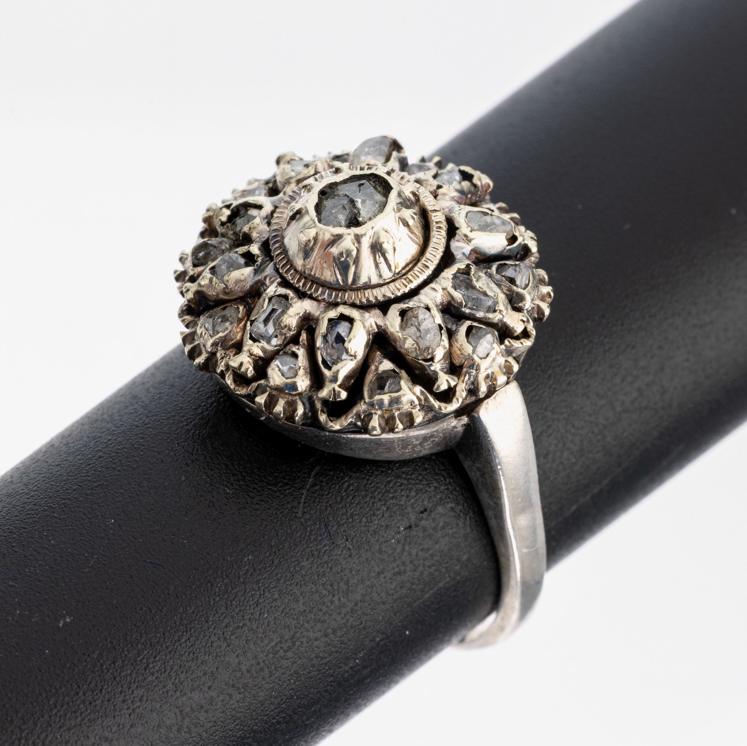 Diamant-Ring, Silber gepr., Ringkopf aus älterem Zusammenhang um 1850-70, Aufbau in mehreren Ebenen, Diamantrosen, RW 63