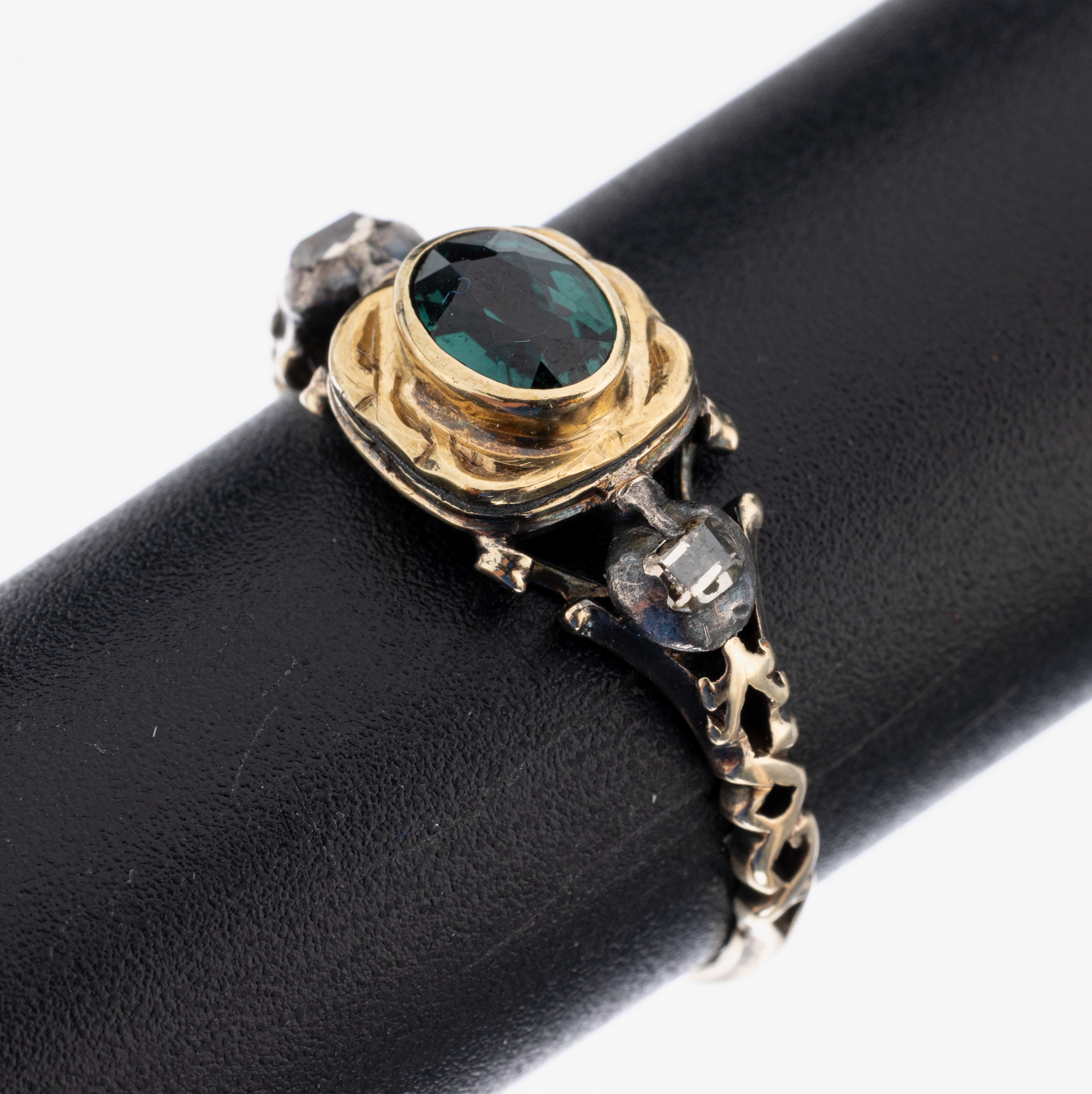 14 kt Gold Turmalin-Diamant-Ring, GG 585/000 gepr. und Silber, in Teilen um 1820- 40, Ringkopf und Turmalin-Fassung sek., ovalfacett. Turmalin, kl. ...