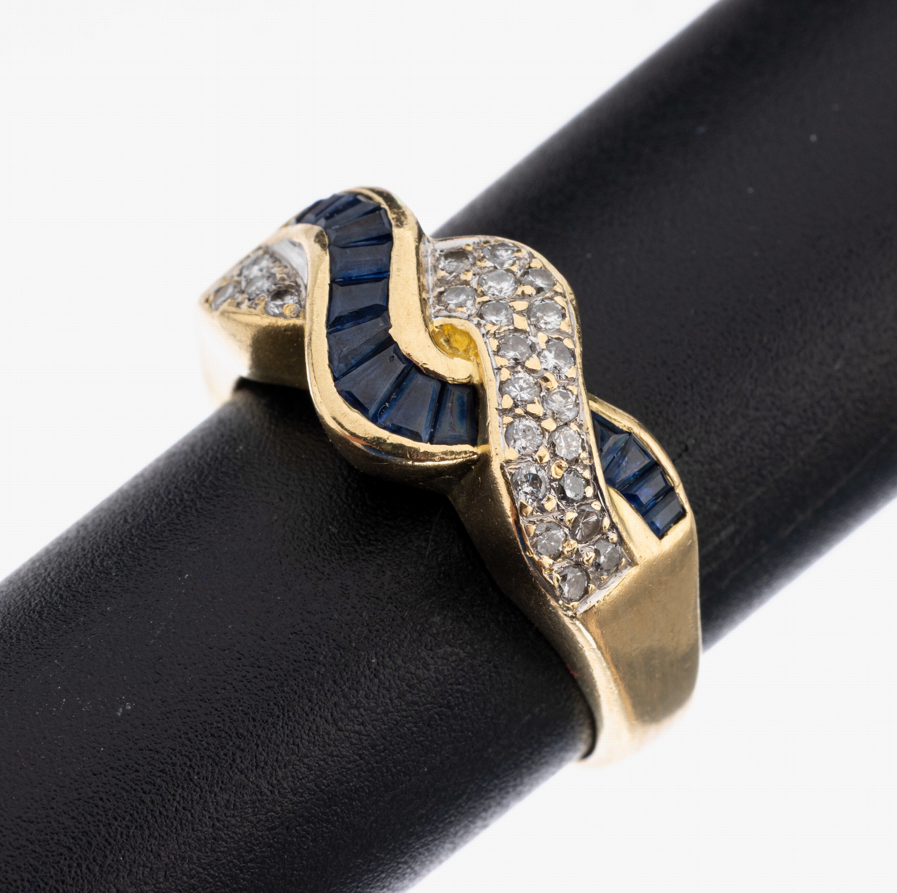 18 kt Gold Saphir-Brillant-Ring, GG 750/000, geschwungener Ringkopf, 14 eingeschliffene Saphire zus. ca. 0.25 ct, 23 Brillanten zus. ca. 0.12 ct ...