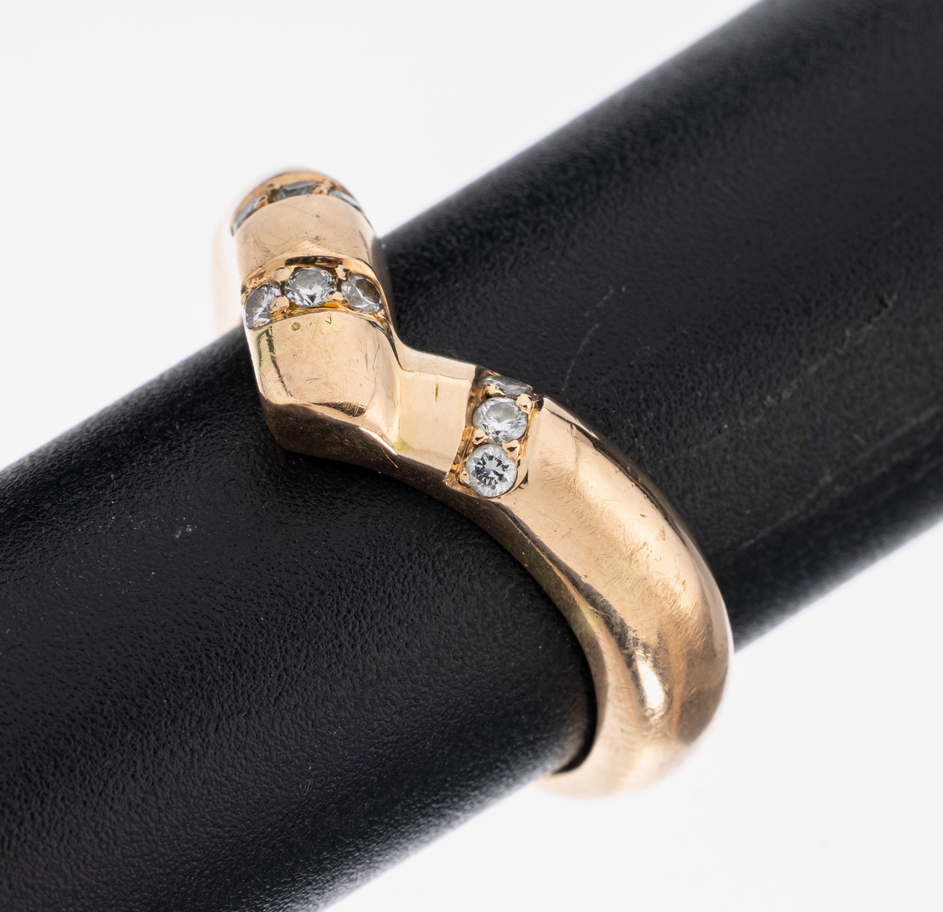 18 kt Gold Brillant-Ring, GG 750/000, asymmetrische Gestaltung, 9 Brillanten zus. ca. 0.09 ct Weiß/si, RW 53, ca. 4.8 g