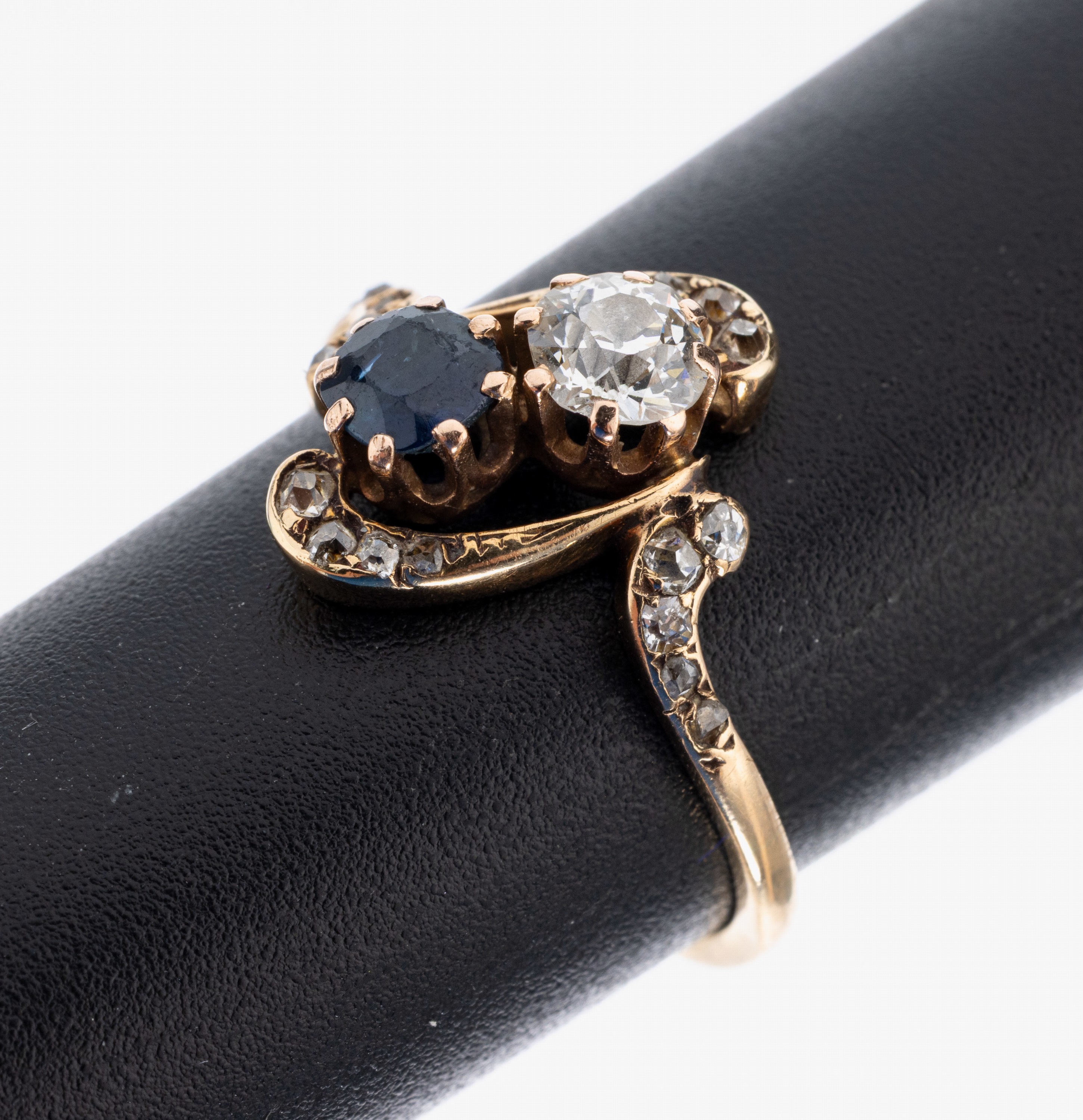 14 kt Gold Diamant-Saphir-Ring, um 1900, GG585/000 gepr., geschwungener Ringkopf, Altschliffdiamant ca. 0.33 ct Weiß/si, rundfacett. Saphir ca. ...