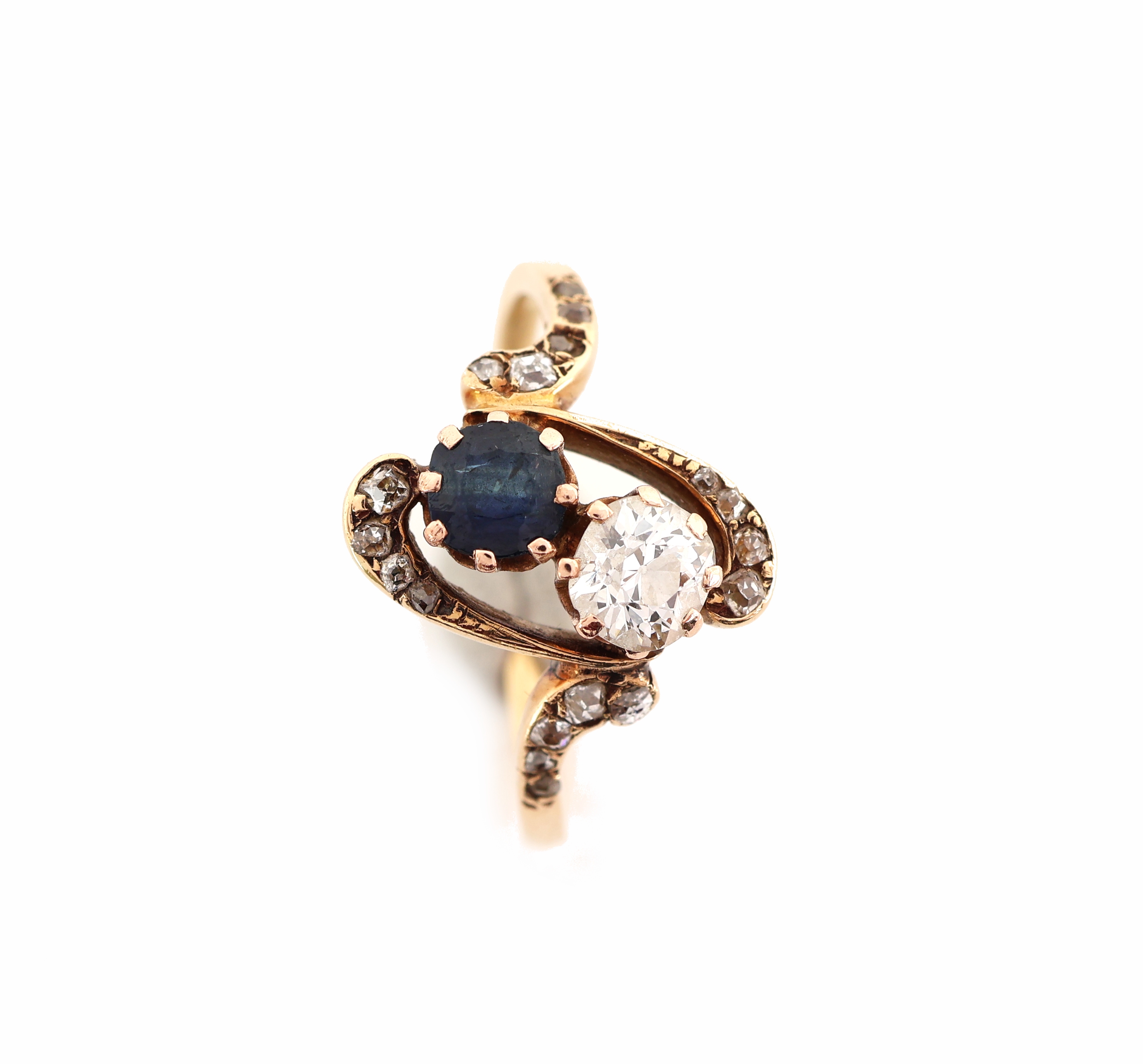 Detail a: 14 kt Gold Diamant-Saphir-Ring, um 1900, GG585/000 gepr., geschwungener Ringkopf, Altschliffdiamant ca. 0.33 ct Weiß/si, rundfacett. Saphir ca. ...