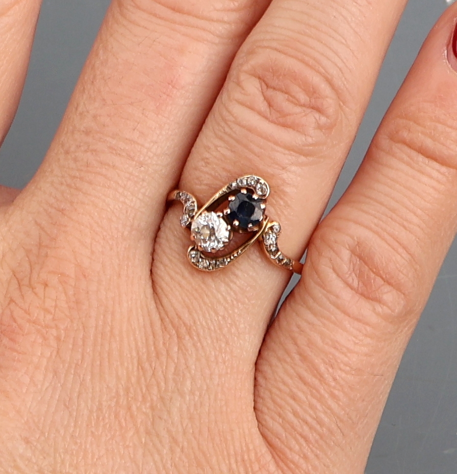 Detail e: 14 kt Gold Diamant-Saphir-Ring, um 1900, GG585/000 gepr., geschwungener Ringkopf, Altschliffdiamant ca. 0.33 ct Weiß/si, rundfacett. Saphir ca. ...