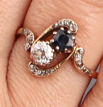 Detail f: 14 kt Gold Diamant-Saphir-Ring, um 1900, GG585/000 gepr., geschwungener Ringkopf, Altschliffdiamant ca. 0.33 ct Weiß/si, rundfacett. Saphir ca. ...