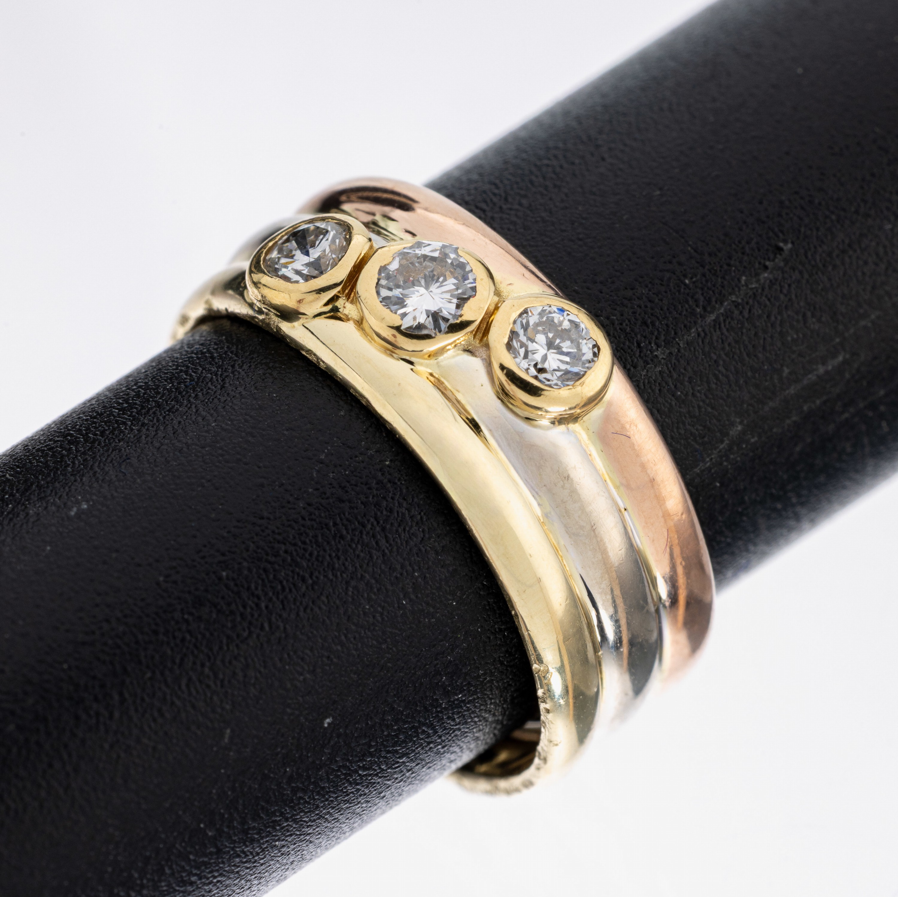 14 kt Gold Brillant-Ring, GG/RG/WG 585/000,ehemals 3 einzelne Ringe, 3 Brillanten zus. ca. 0.30 ct Weiß/si, RW 50, ca. 5.7 g