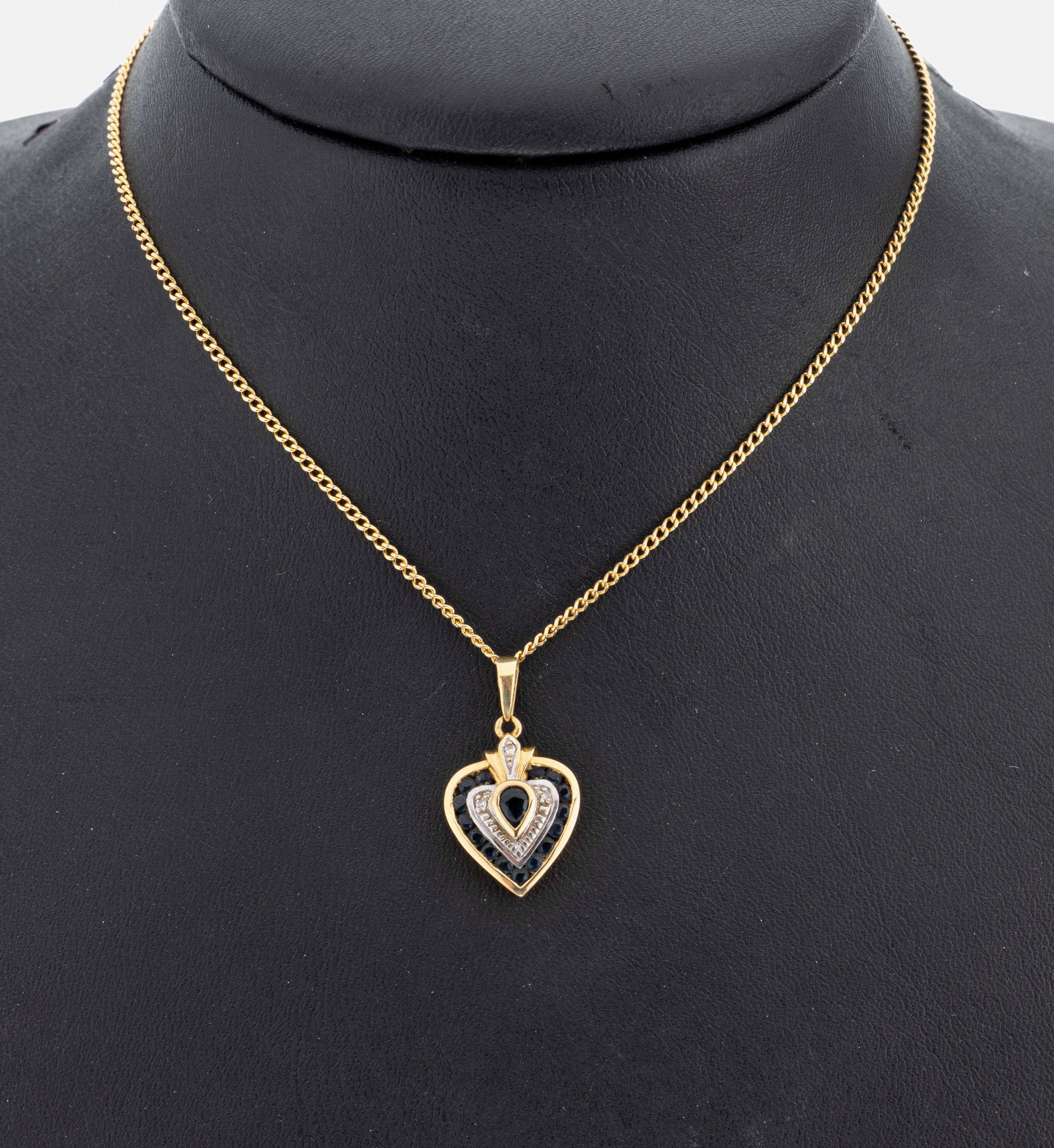 18 kt Gold Saphir-Diamant-Anhänger, GG 750/000, Herz, 1 facett. Saphir-Tropfen und 15rundfacett. Saphire zus. ca. 0.55 ct, 3 8/8-Diamanten zus. ca. ...
