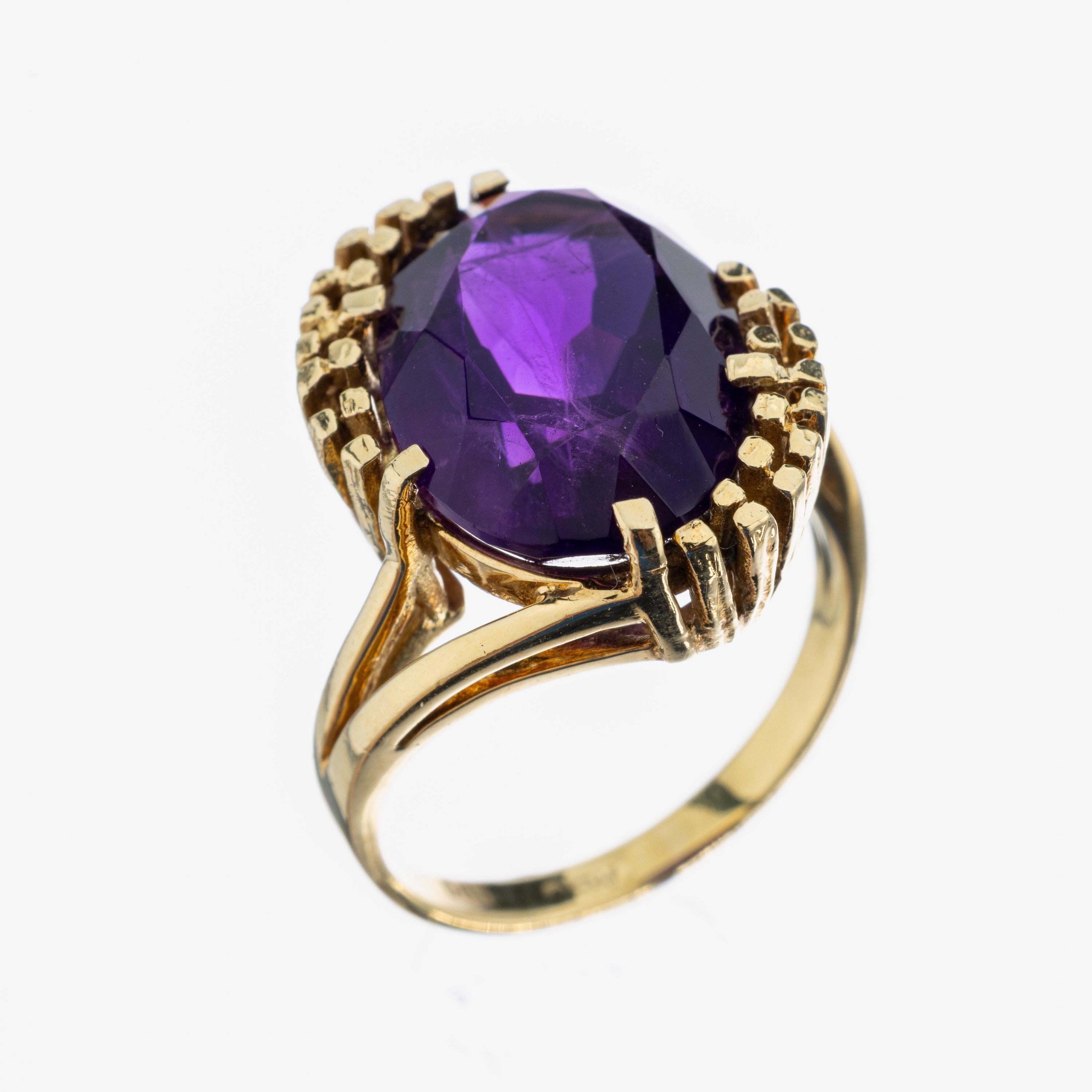 14 kt Gold Amethyst-Ring, GG 585/000, gegenläufig gearbeitet, ovalfacett. Amethyst ca. 8.0 ct, RW 53, ca. 7.1 g