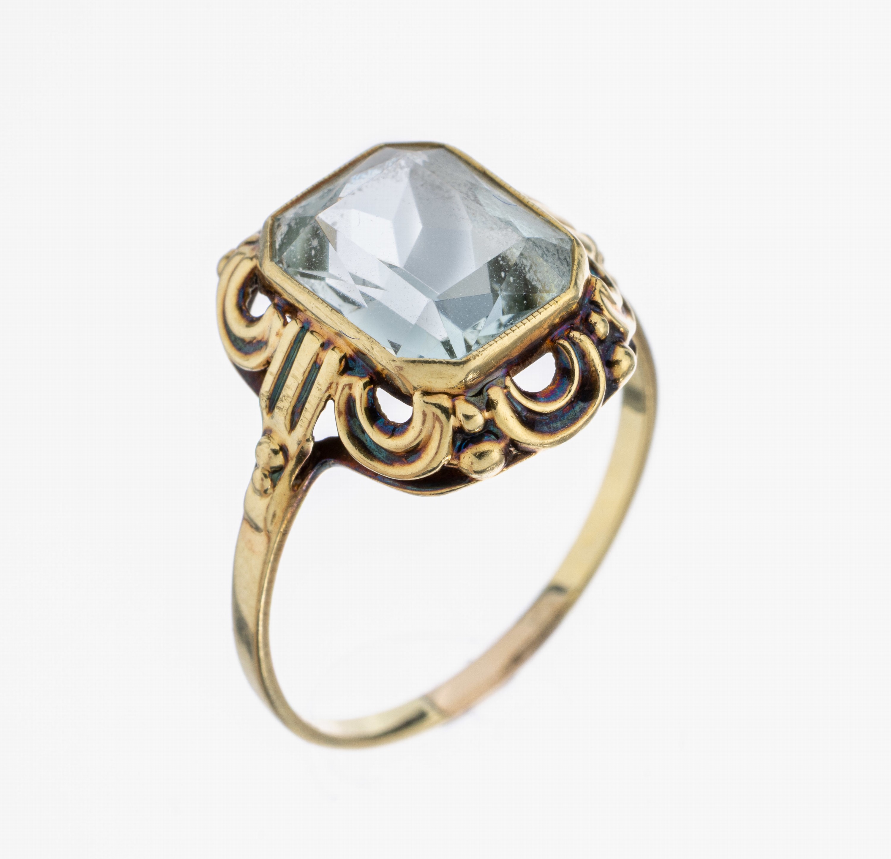 14 kt Gold Aquamarin-Ring, 1950er Jahre, GG585/000, Fassung mit bogenf. Unterkaderung, facett. Aquamarin ca. 2.30 ct, RW 57, ca. 2.7 g