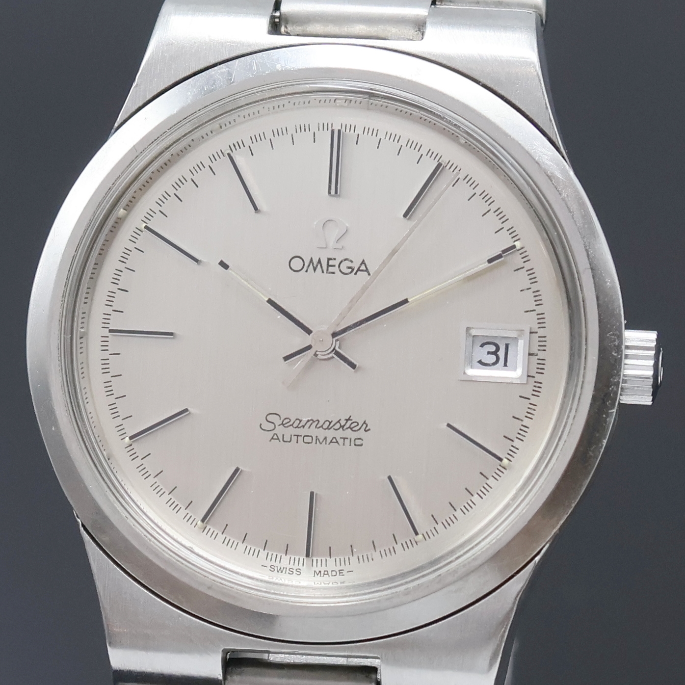 Detail a: OMEGA Herrenarmbanduhr Geneve Referenz 166.0173/366.0832, Automatik, Schweiz um 1975, Boden verschr., integr. Gliederband m. Faltschl. Ref. 1186/215, ...