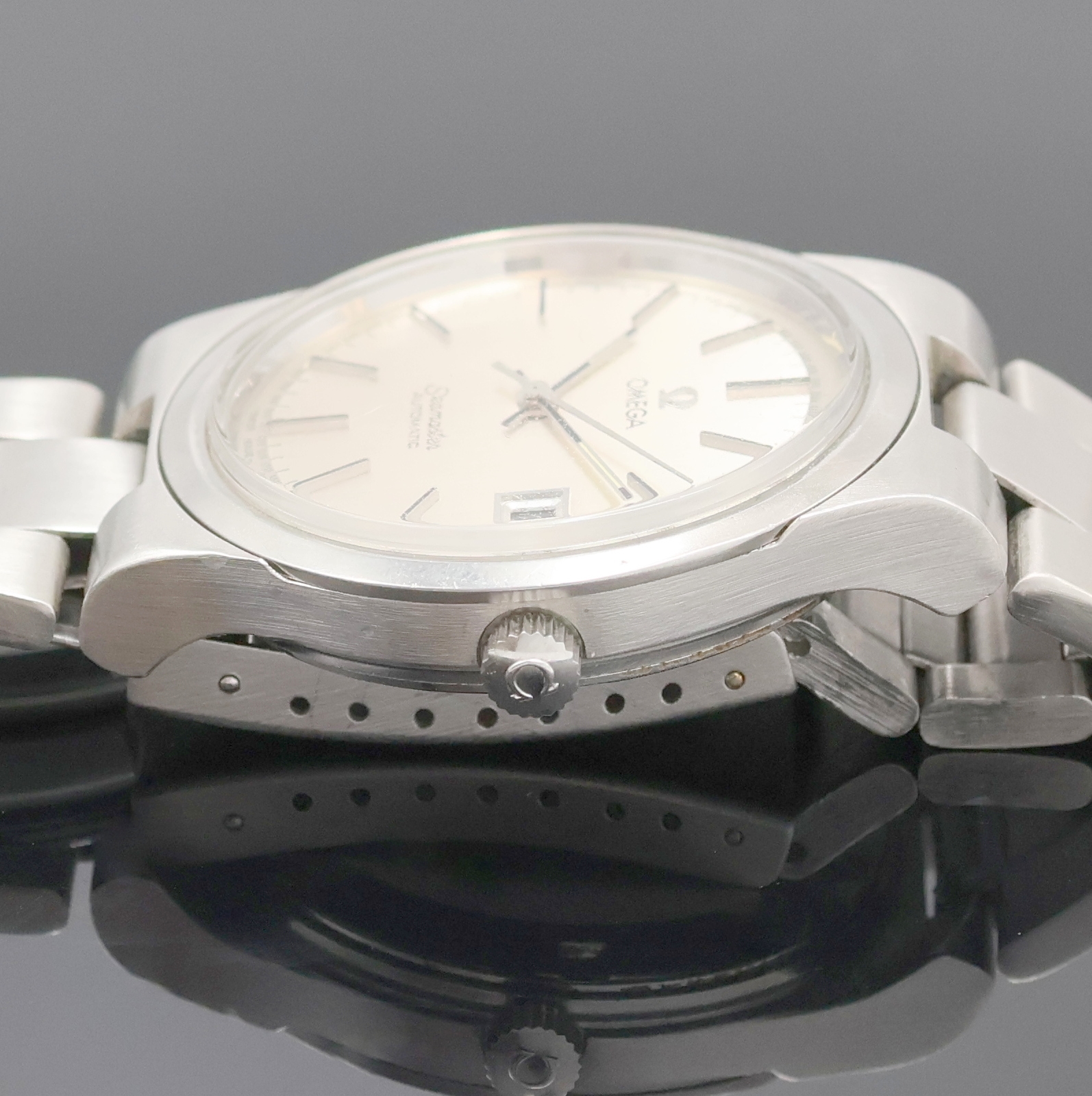 Detail c: OMEGA Herrenarmbanduhr Geneve Referenz 166.0173/366.0832, Automatik, Schweiz um 1975, Boden verschr., integr. Gliederband m. Faltschl. Ref. 1186/215, ...