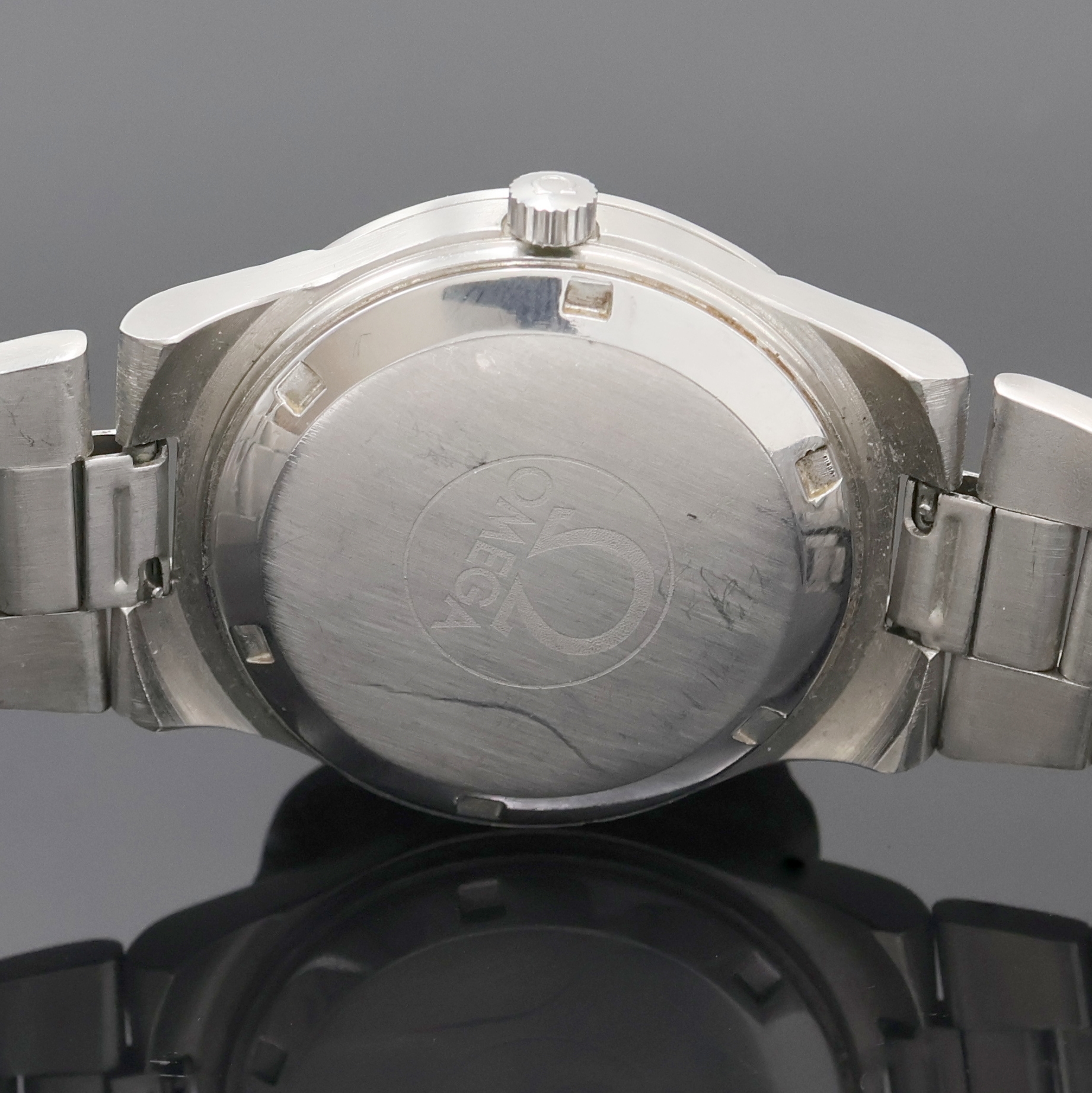 Detail d: OMEGA Herrenarmbanduhr Geneve Referenz 166.0173/366.0832, Automatik, Schweiz um 1975, Boden verschr., integr. Gliederband m. Faltschl. Ref. 1186/215, ...