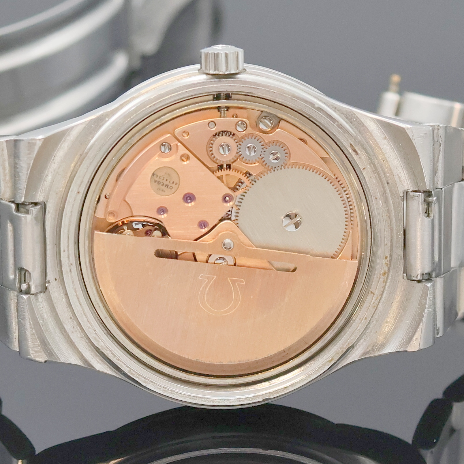 Detail e: OMEGA Herrenarmbanduhr Geneve Referenz 166.0173/366.0832, Automatik, Schweiz um 1975, Boden verschr., integr. Gliederband m. Faltschl. Ref. 1186/215, ...