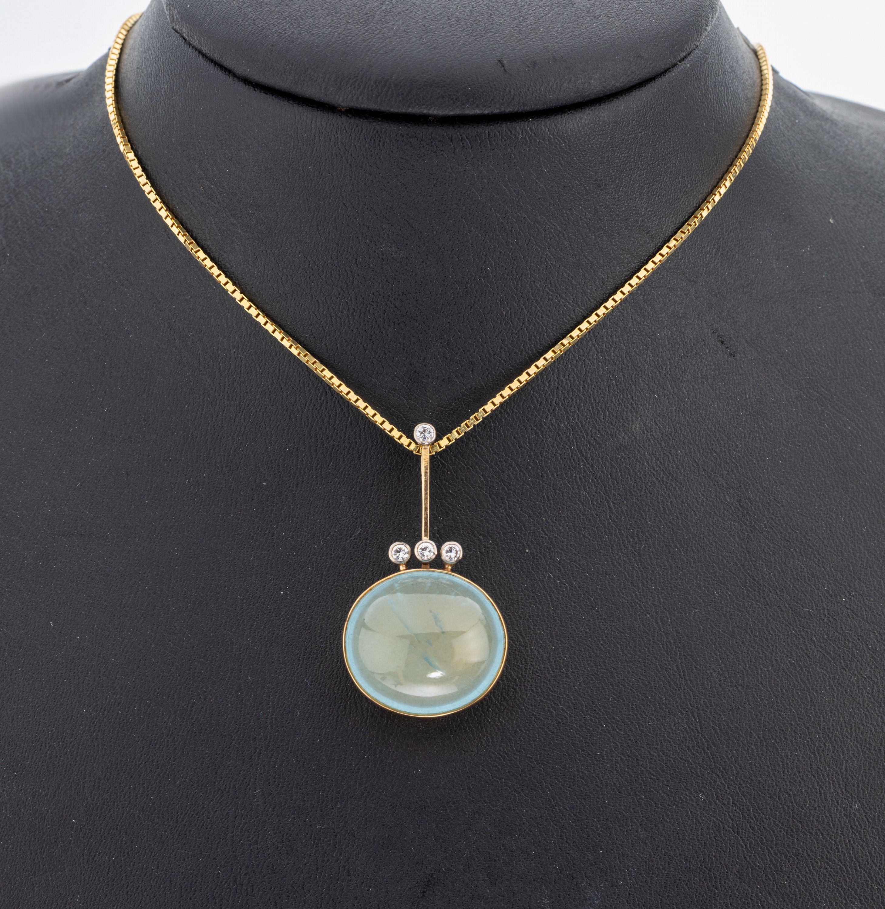 14 kt Gold Aquamarin-Brillant-Anhänger, Finnland 1970, GG/WG 585/000, außergewöhnliche Gestaltung, ovaler Aquamarin -Cabochon ca. 30 ct, 4 in WG ...